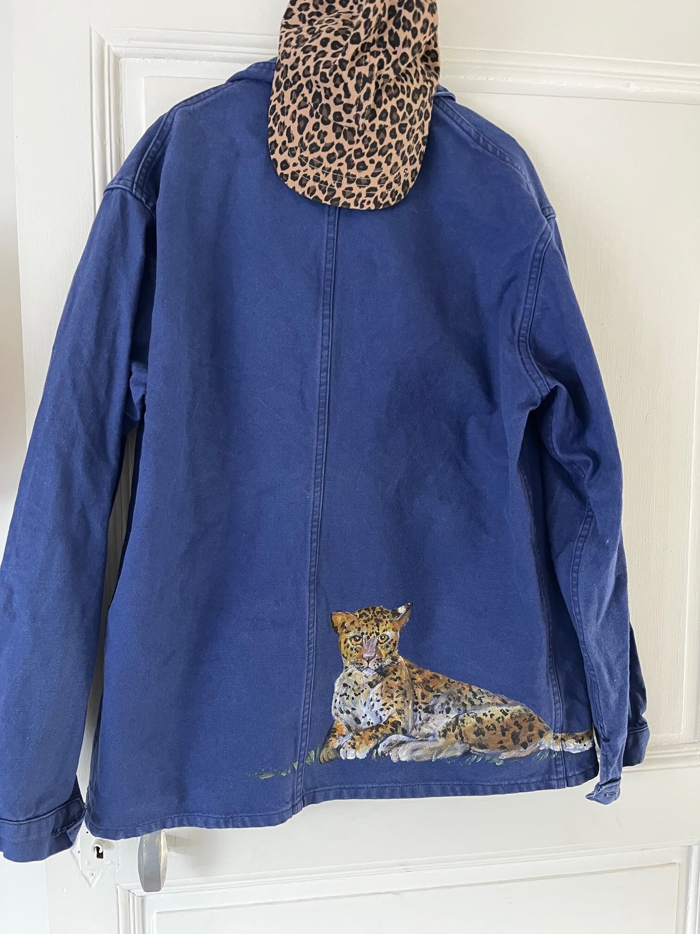 Veste vintage bleu de travail en coton, motif léopard peint à la main, pièce artisanale unique