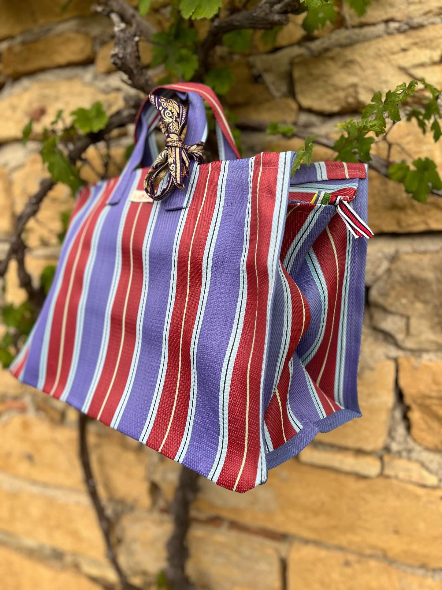 Zoom sur la texture du sac Charlotte en textile recyclé