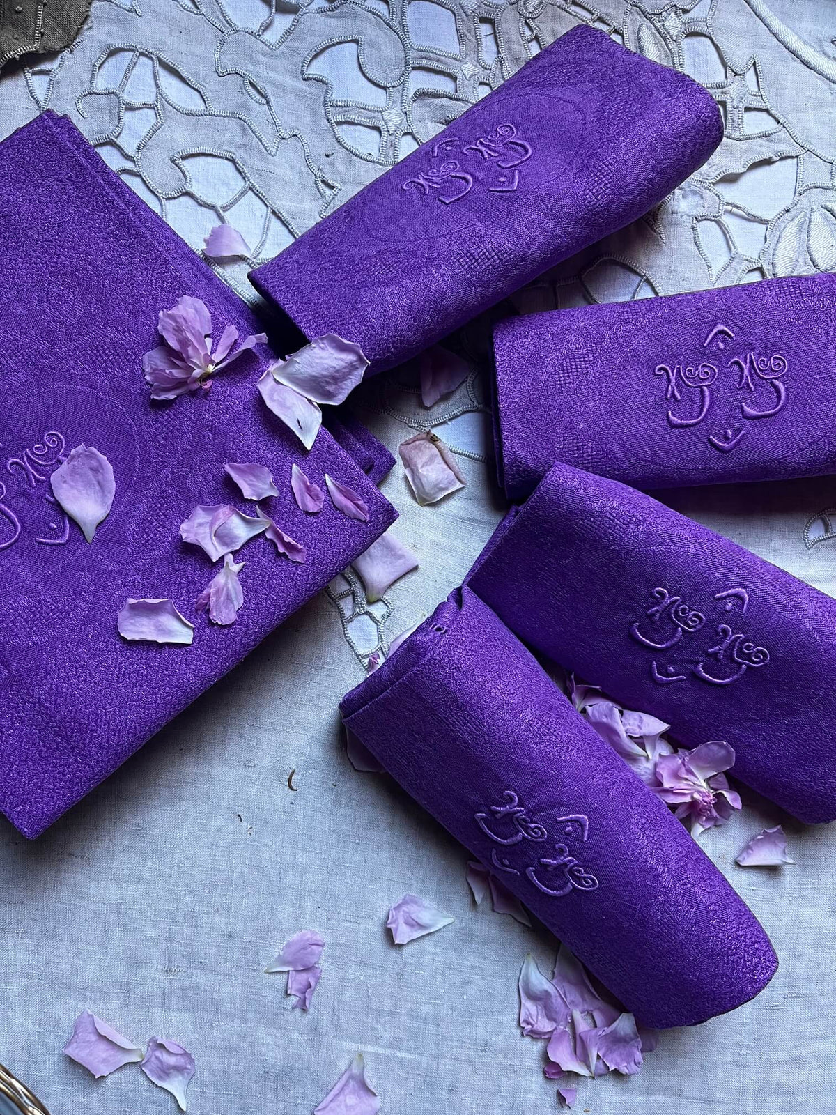 11 serviettes anciennes monogrammées en linge de table vintage couleur lilas