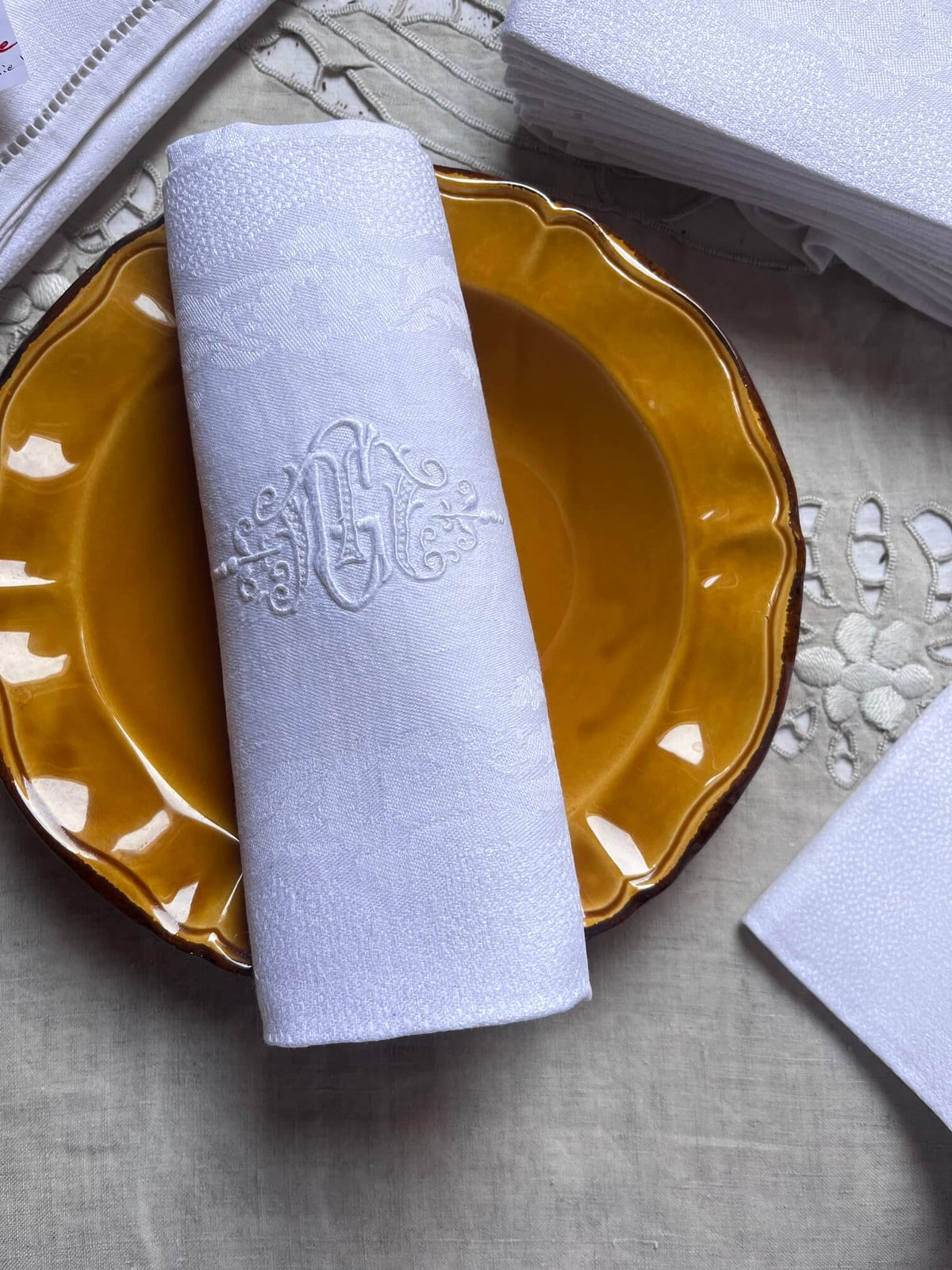 12 assiettes à soupe jaunes pour une table campagne chic