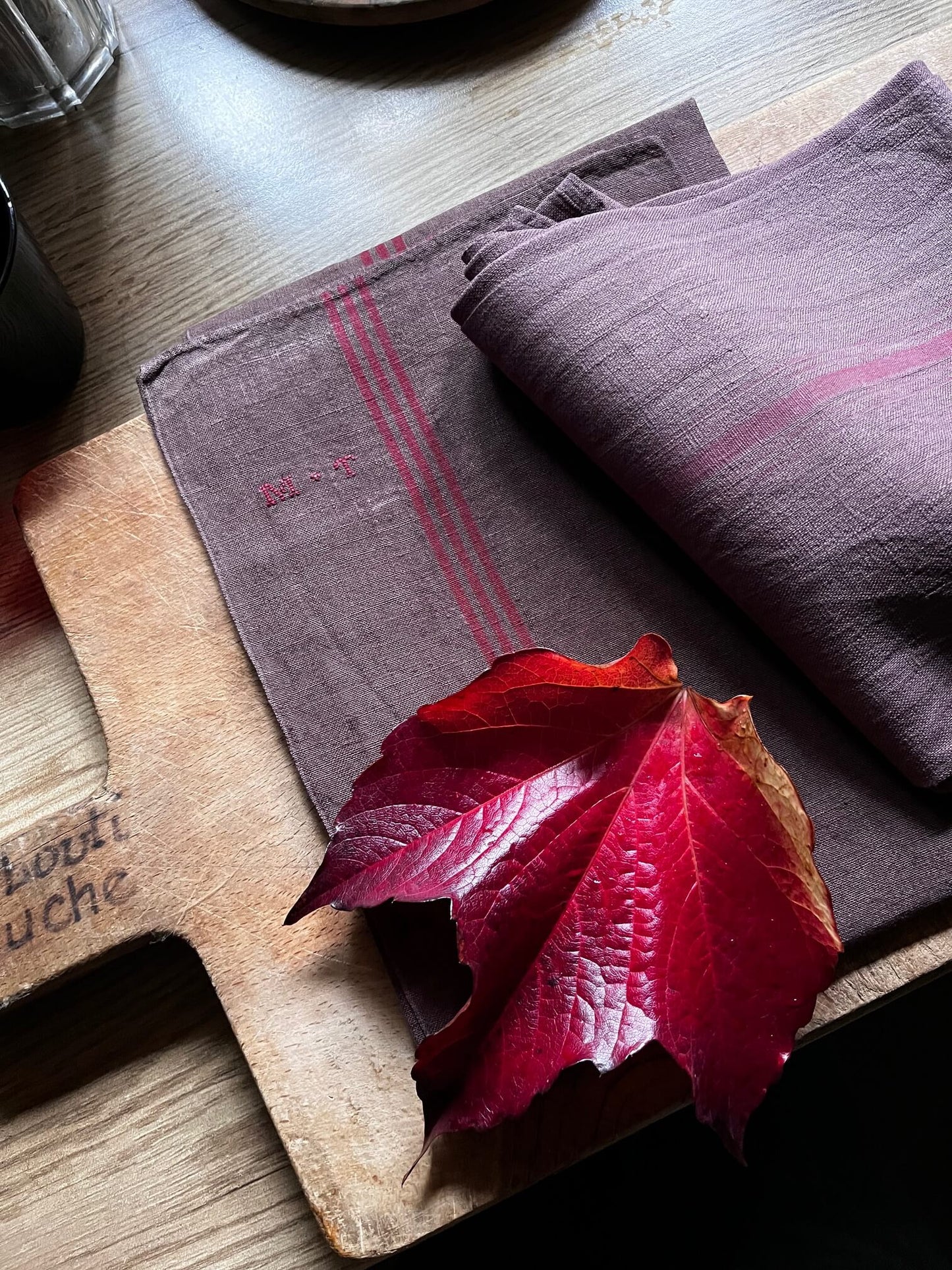 Torchons anciens teints en chocolat, recto et verso, coton artisanal