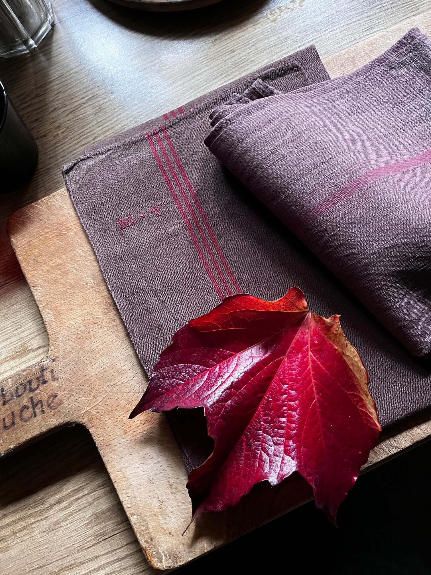 Torchons anciens teints en chocolat, recto et verso, coton artisanal