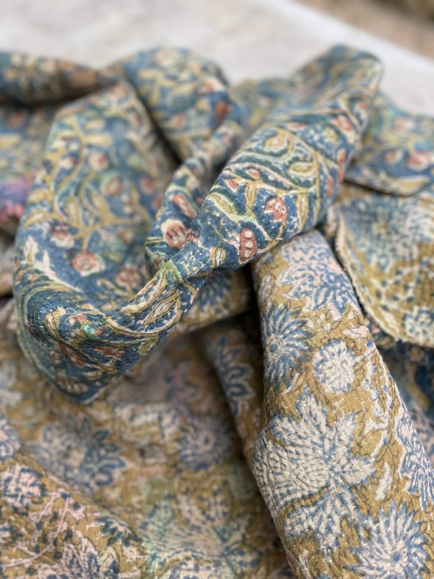 Couvre-lit bohème indien artisanal bleu grisé et kaki