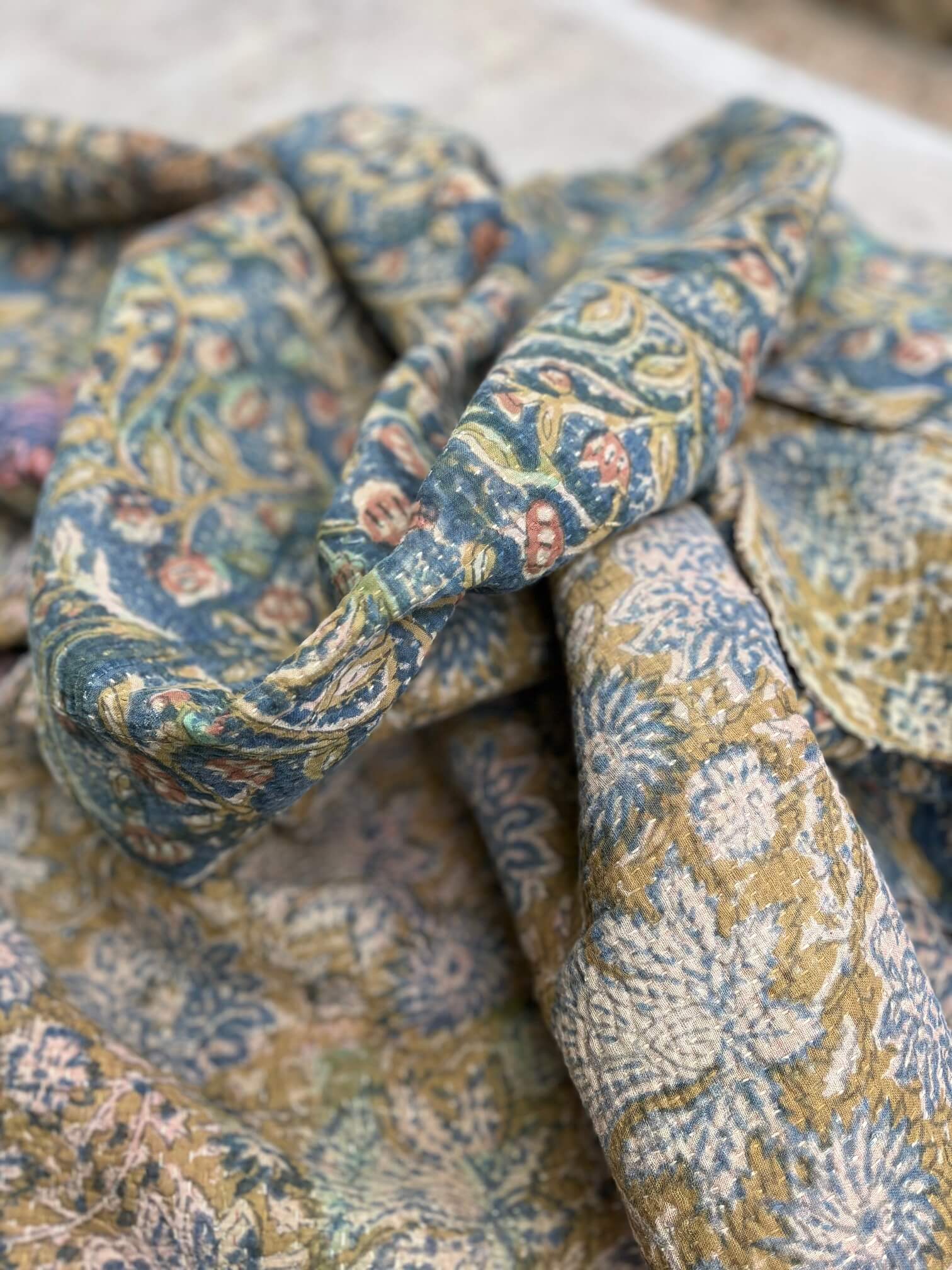 Couvre-lit bohème indien artisanal bleu grisé et kaki