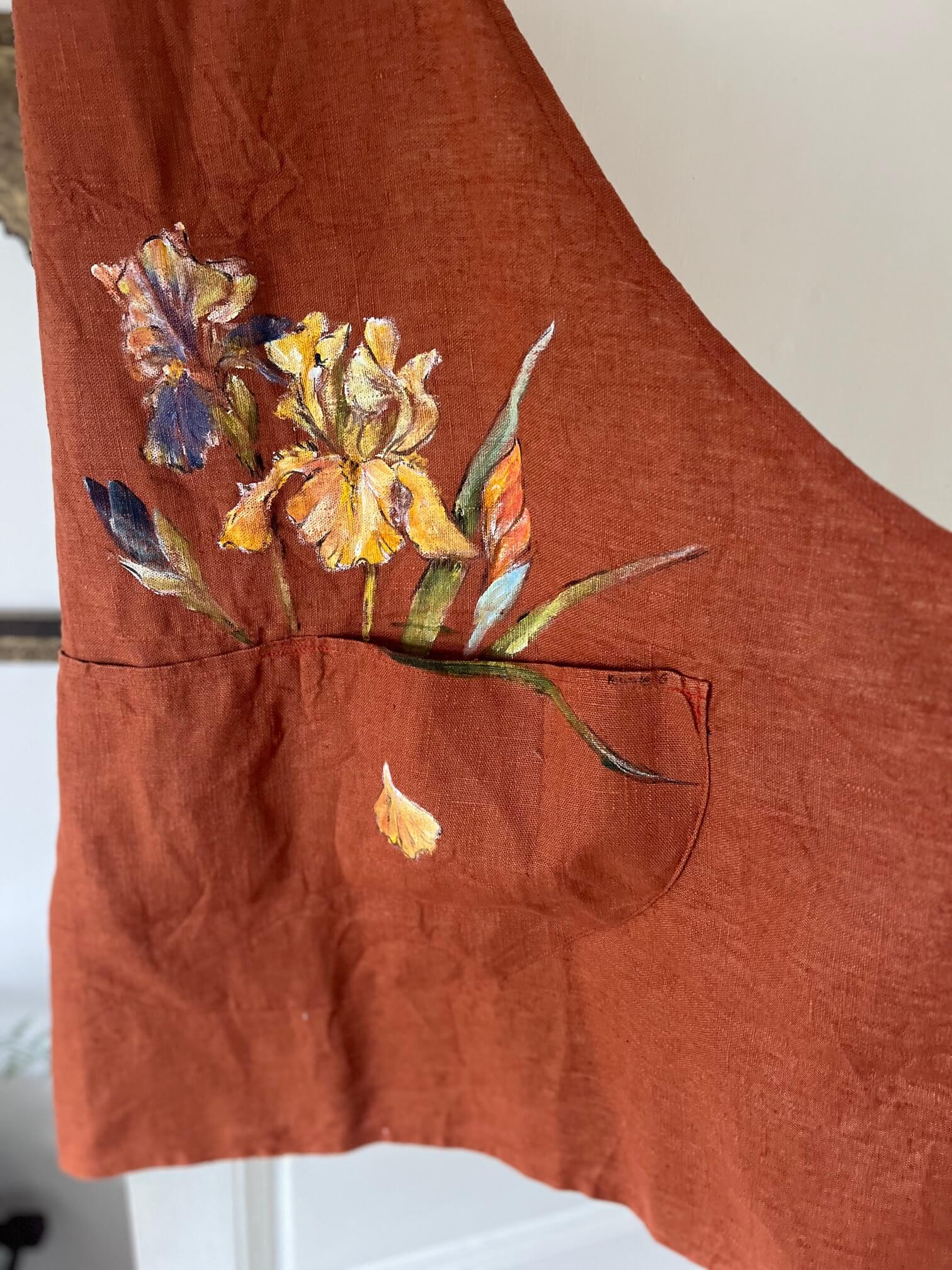 detail-peinture-tablier-lin-rouille-artisanat