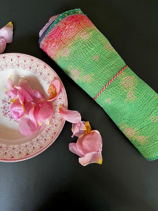 Lot de 6 sets de table kantha avec dominance de vert – Fait main, déco bohème chic