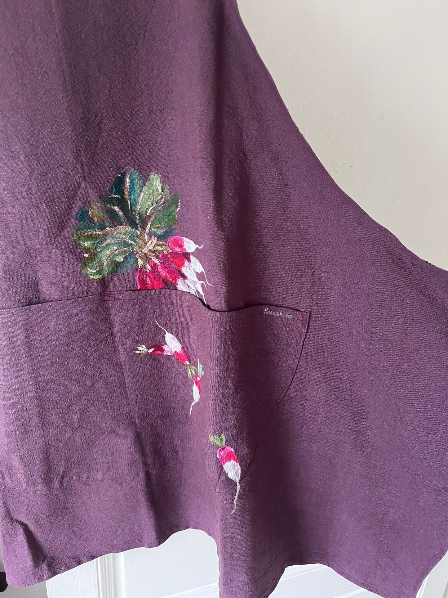 Tablier en Coton Lie de Vin en cuisine– Peint à la Main | Pièce Unique Artisanale Française