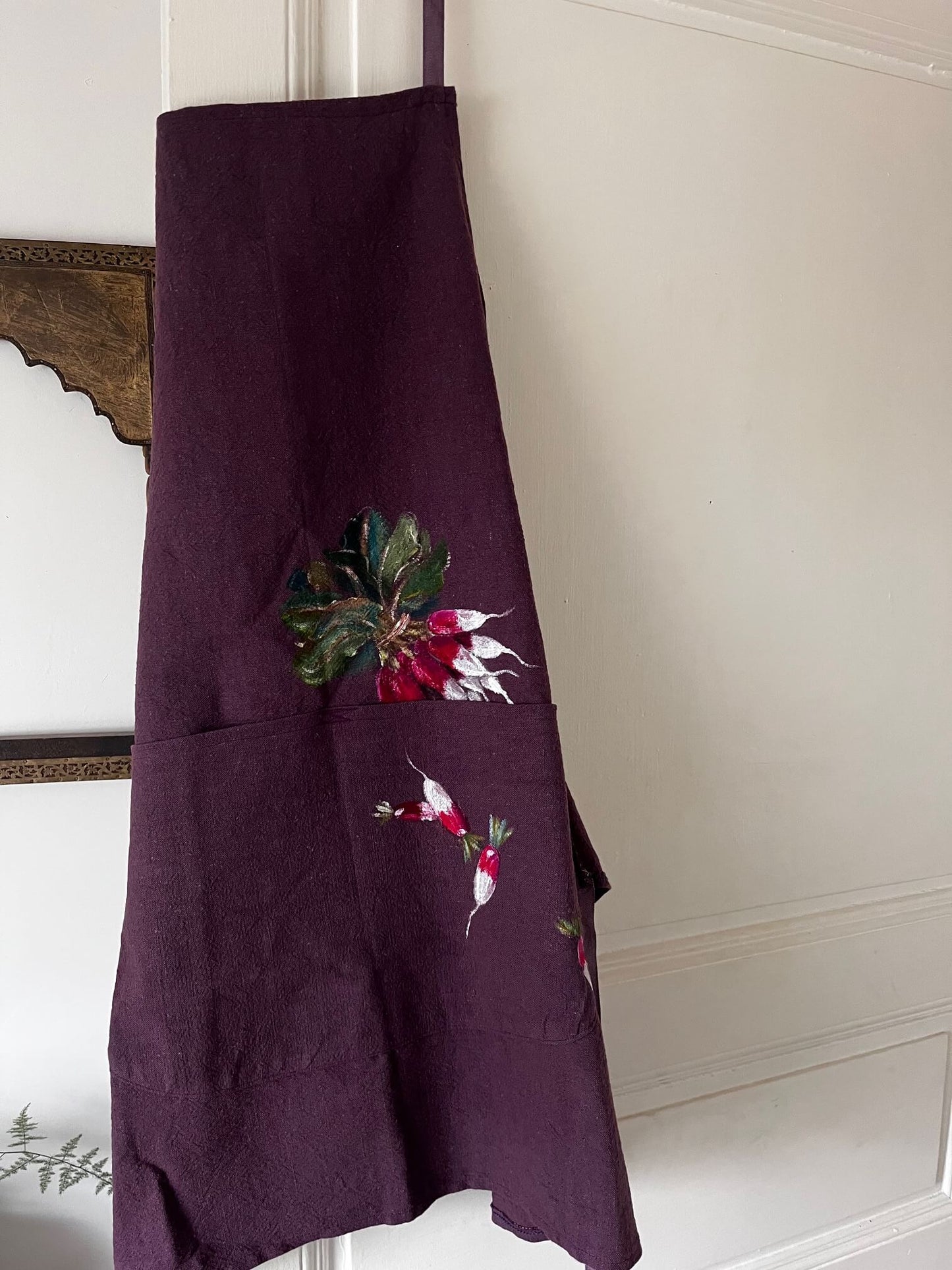 Tablier en Coton Lie de Vin en cuisine– Peint à la Main | Pièce Unique Artisanale Française