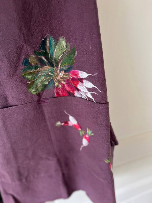 Tablier en Coton Lie de Vin en cuisine– Peint à la Main | Pièce Unique Artisanale Française