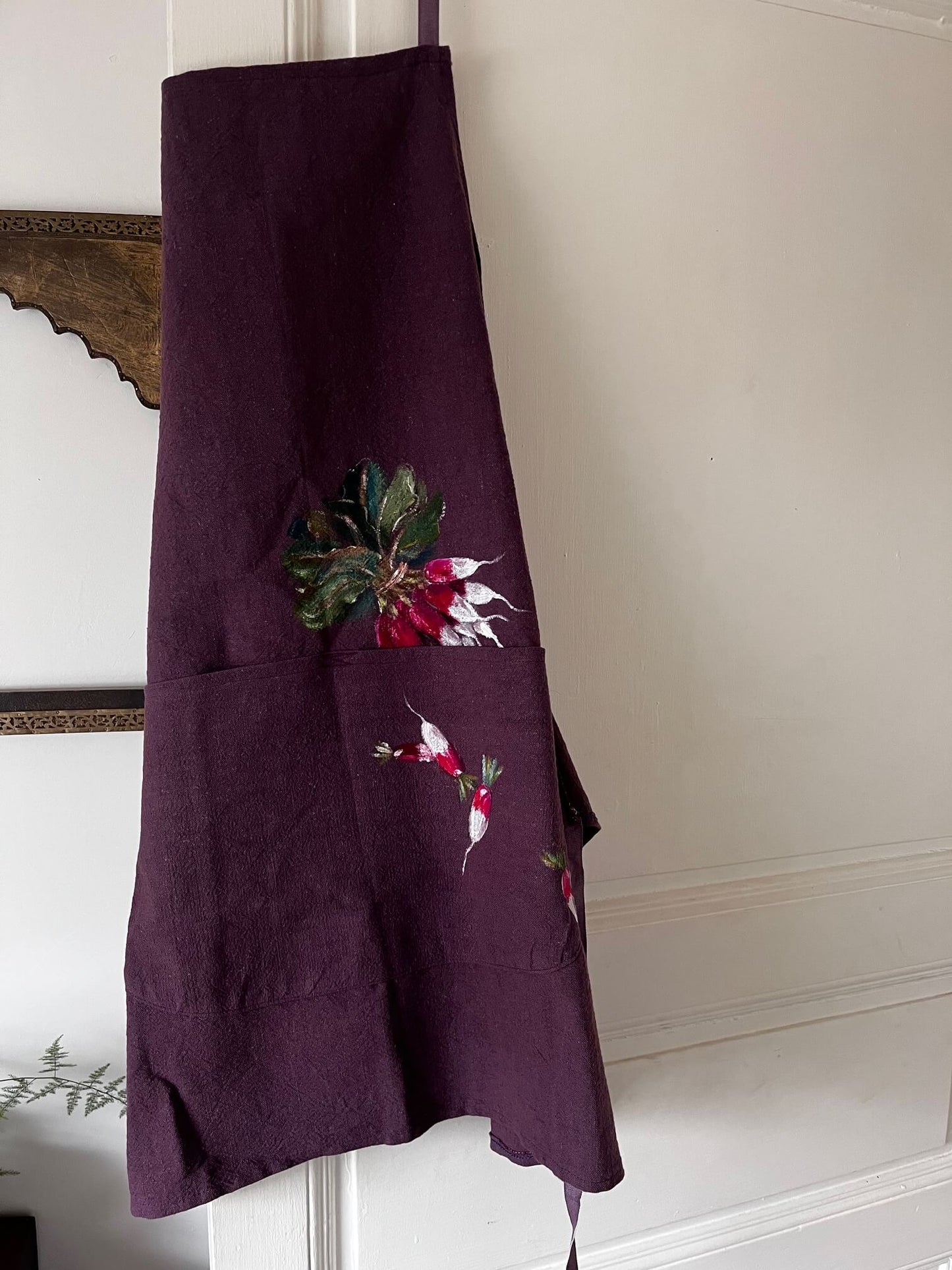 Tablier en Coton Lie de Vin en cuisine– Peint à la Main | Pièce Unique Artisanale Française