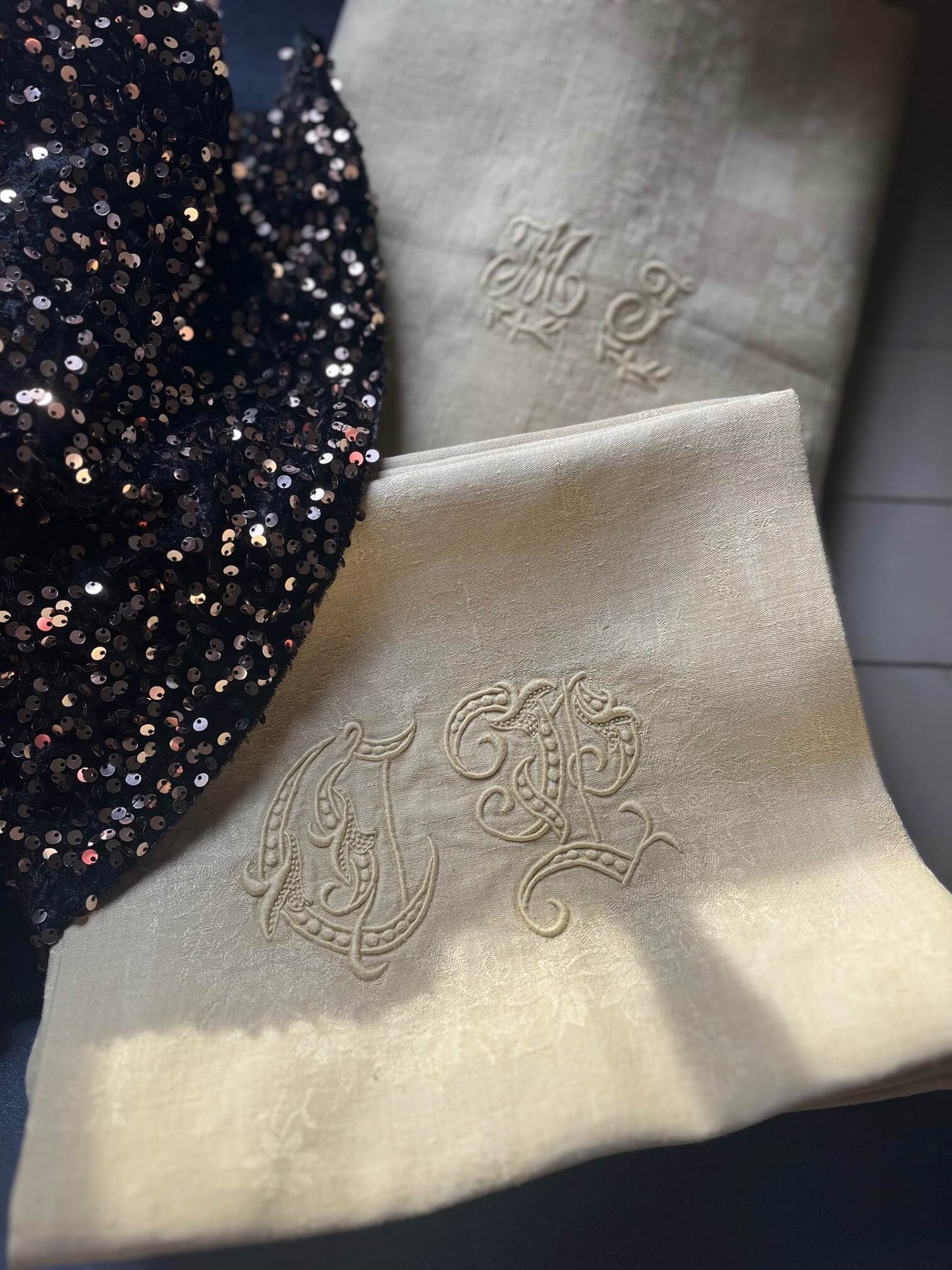 Serviettes Anciennes Teintes Ocre – Coton Damassé Monogrammé