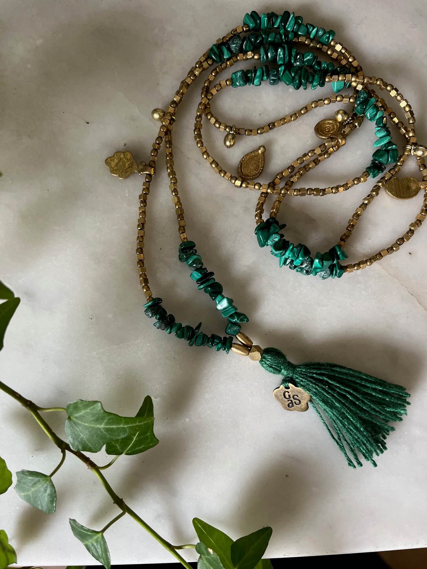 Collier sautoir artisanal gris et or – Perles effet cailloux bohème