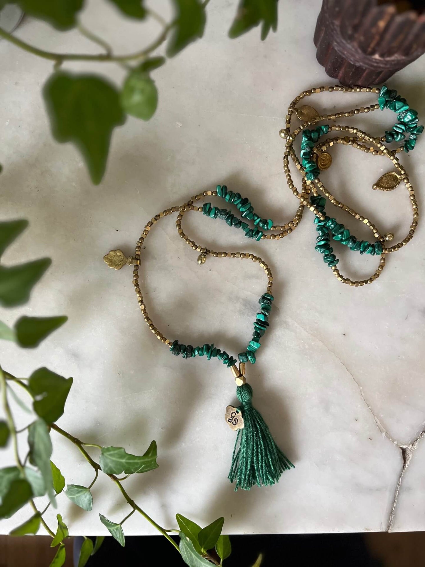 Collier sautoir artisanal gris et or – Perles effet cailloux bohème