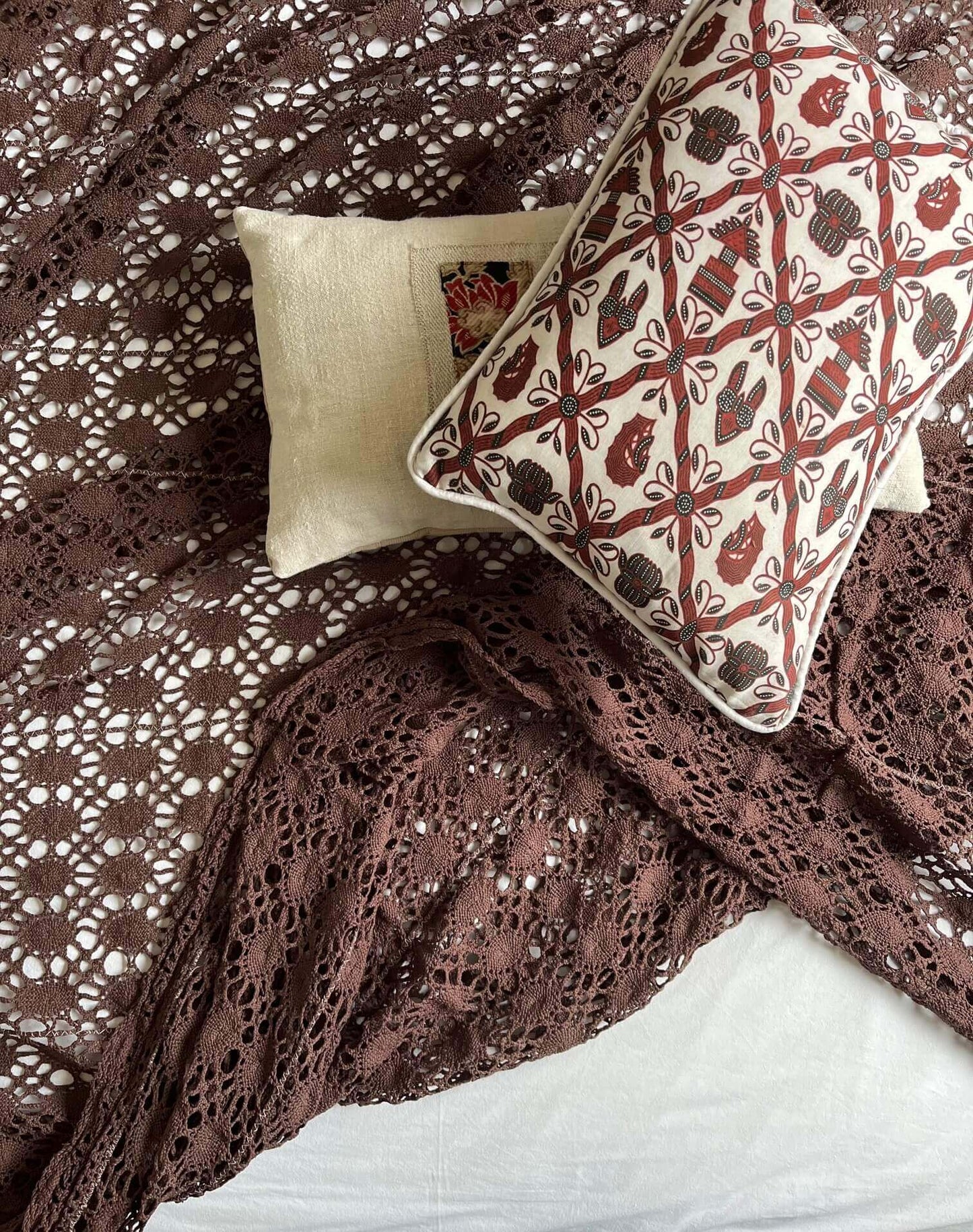 Coussin fait main en tissus anciens – Coussin décoratif artisanal 50 × 27 cm