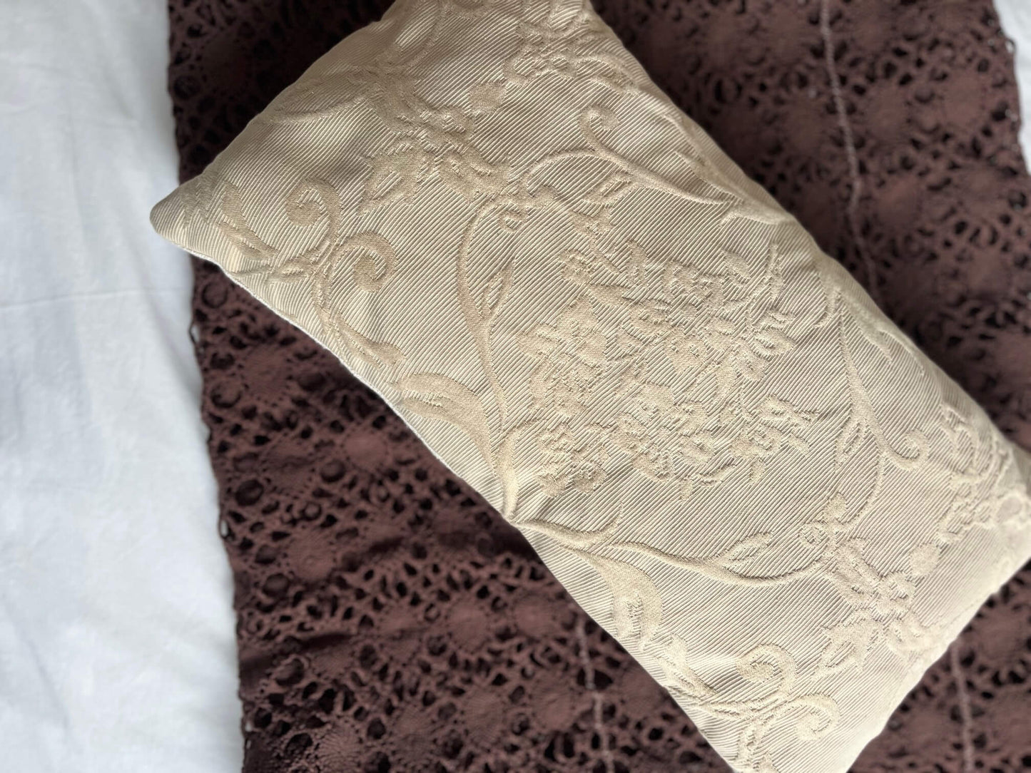 Coussin fait main en tissus anciens – Coussin décoratif artisanal 50 × 27 cm