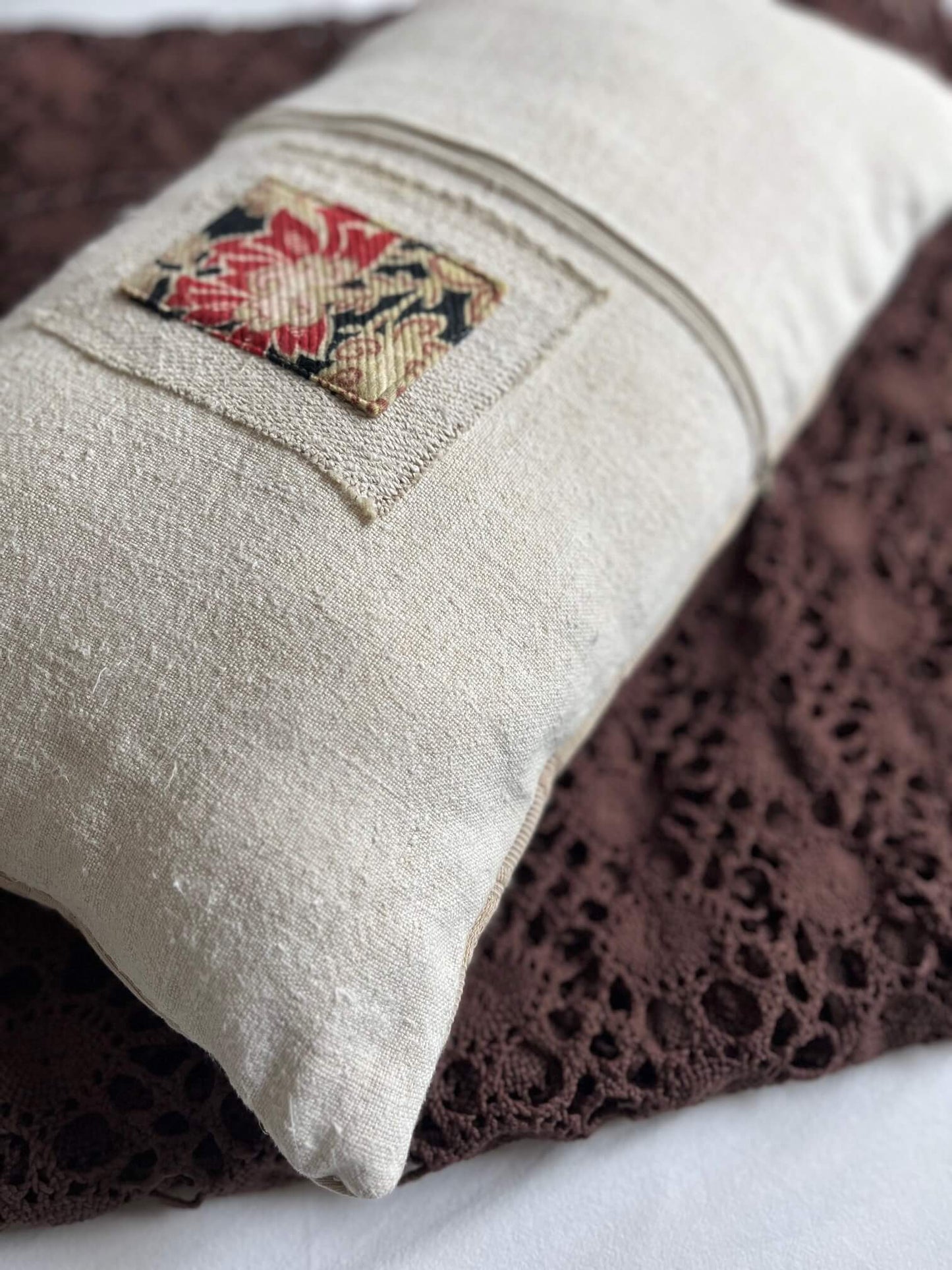 Coussin fait main en tissus anciens – Coussin décoratif artisanal 50 × 27 cm