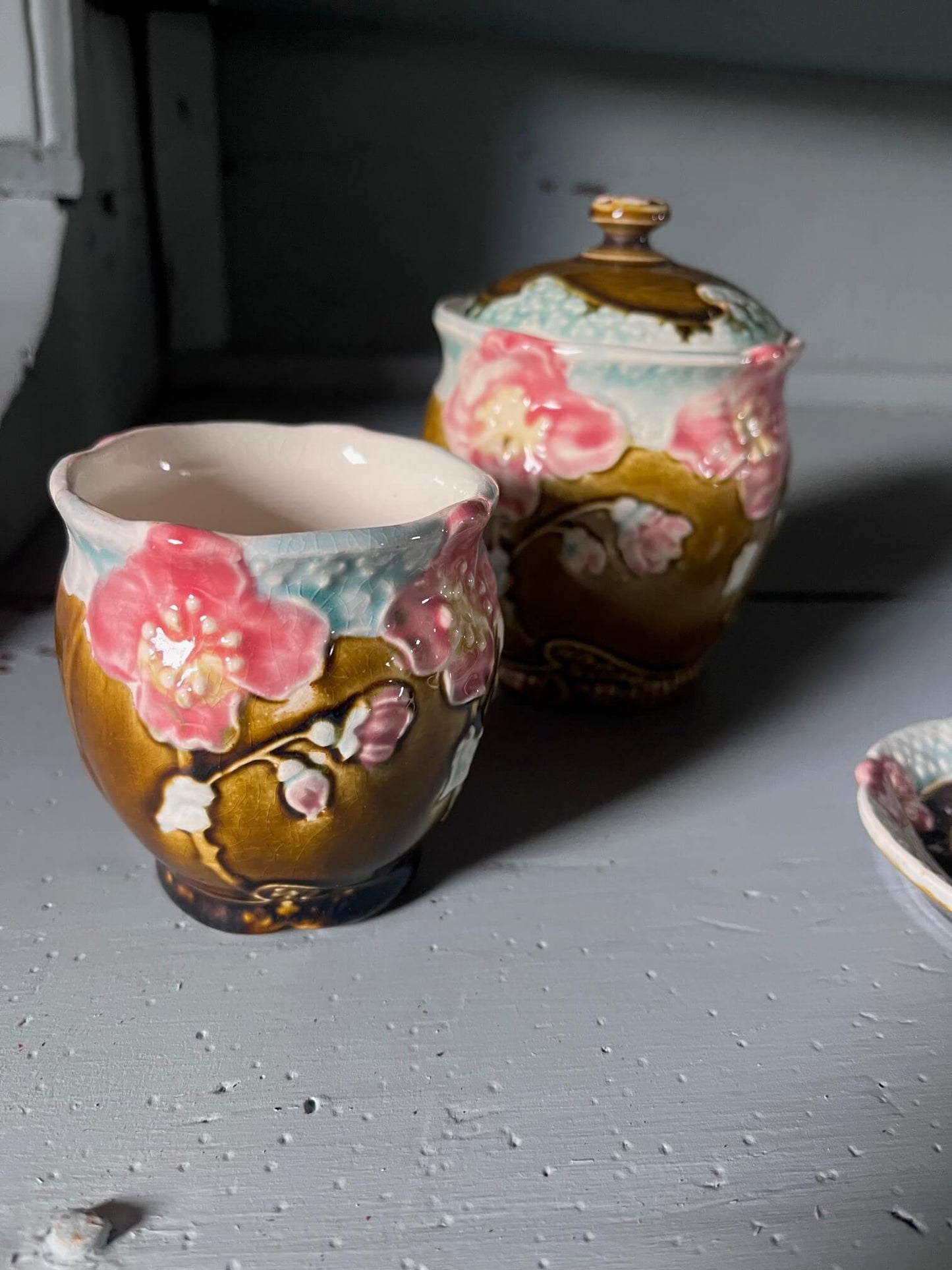 Barbotine florale – Service vintage décor fleurs roses – Faïence Art nouveau