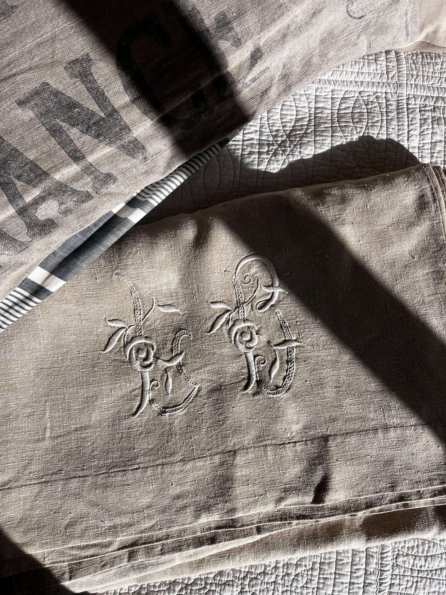 Drap ancien brodé LB en chanvre – Monogrammes anciens, pièce unique