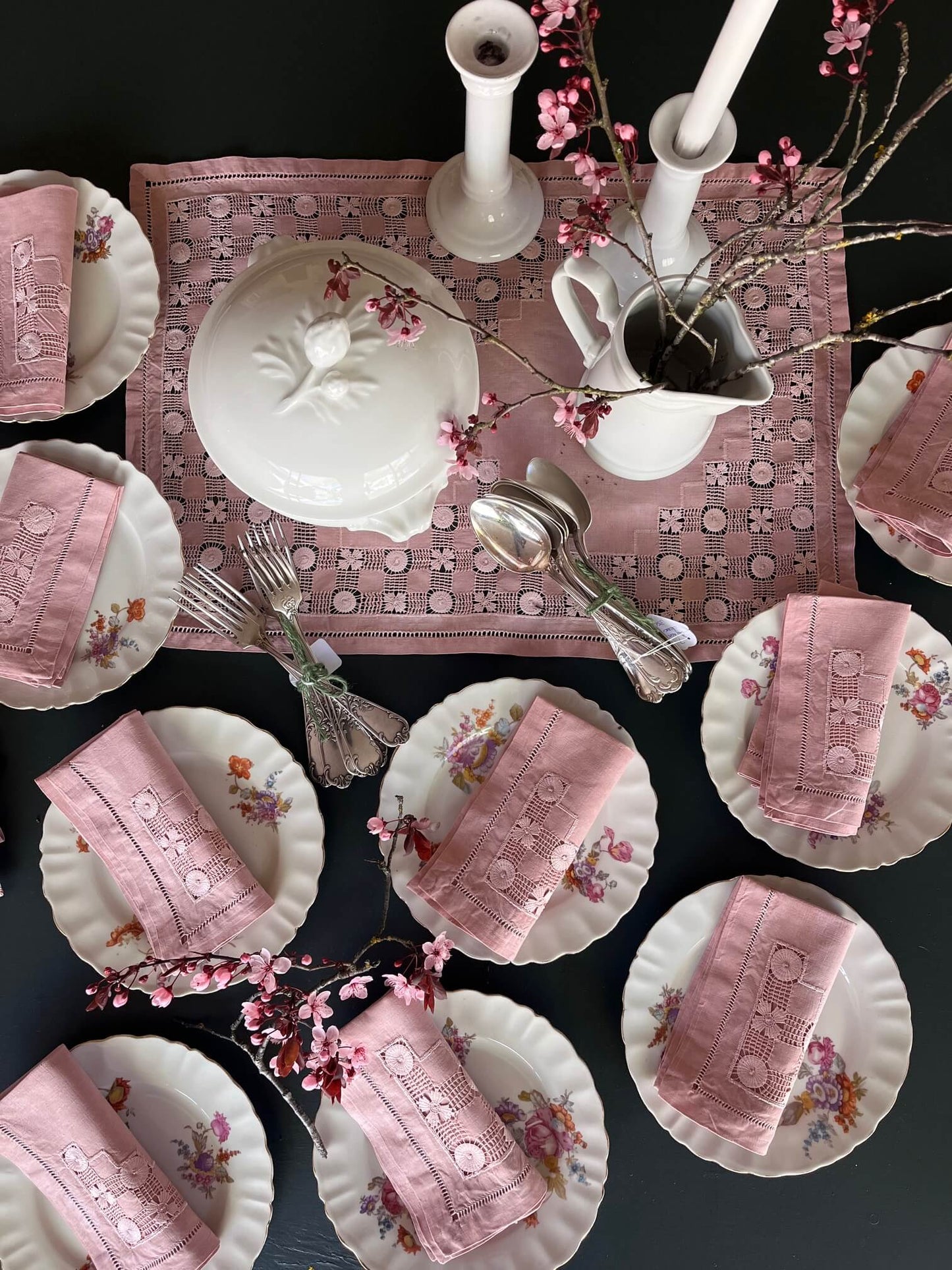 Serviettes anciennes en lin teintées à l’avocat – Broderie main années 50-60