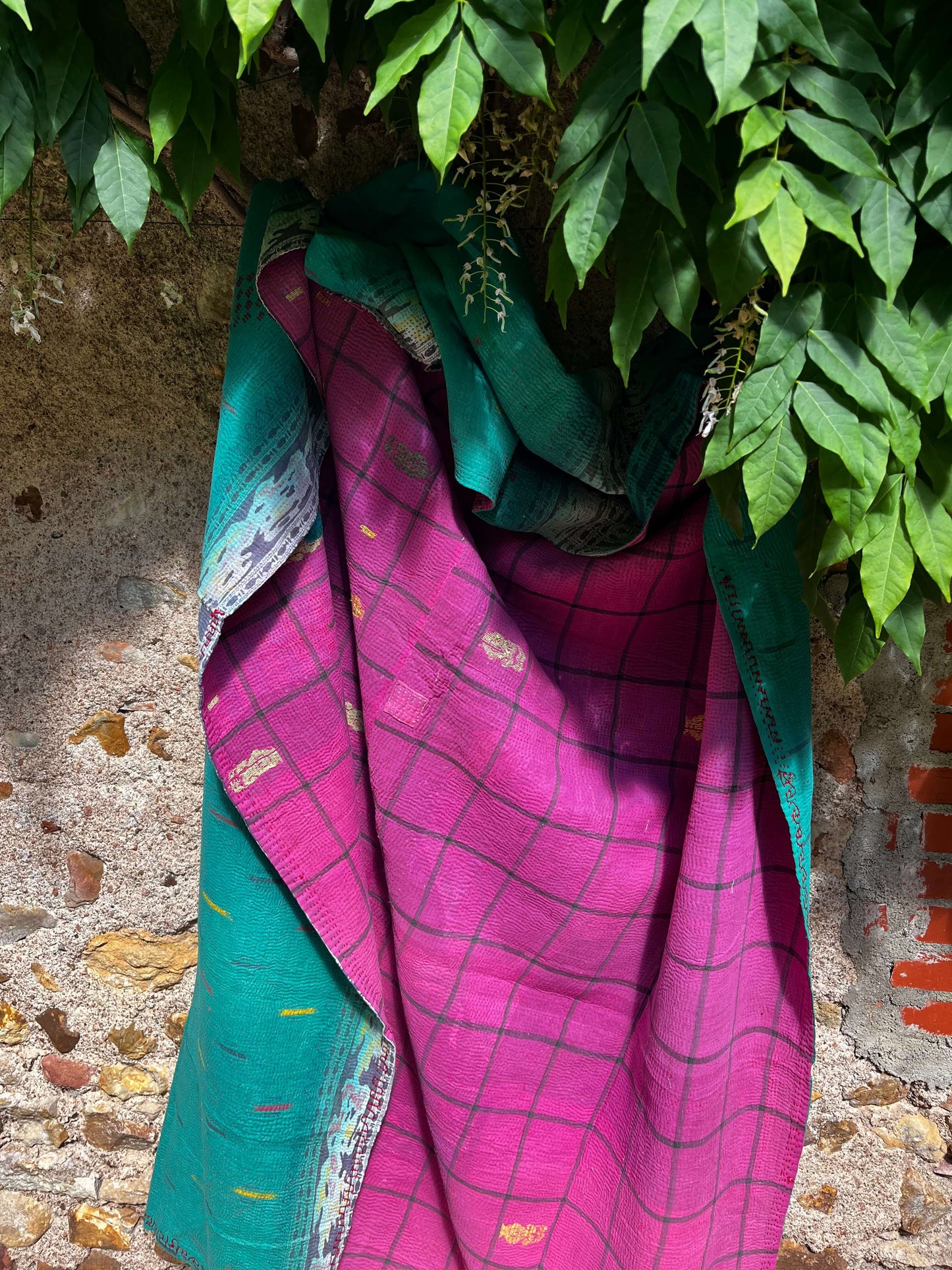 Kantha Indien Réversible Fait Main – Couvre-lit Bohème Fushia en Coton – 150x210 cm
