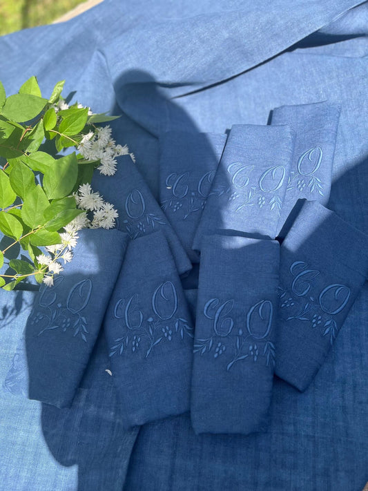 Lot de 8 serviettes anciennes monogrammées CO teintes bleu nuit sur nappe assortie en linge ancien français