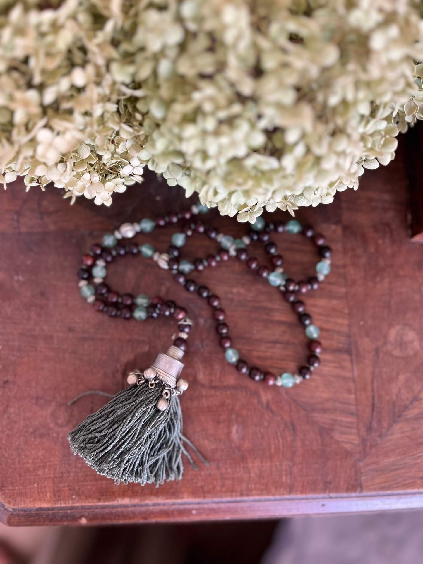 Collier Mala Chota – Bois de rose & pendentif argent – Style ethnique