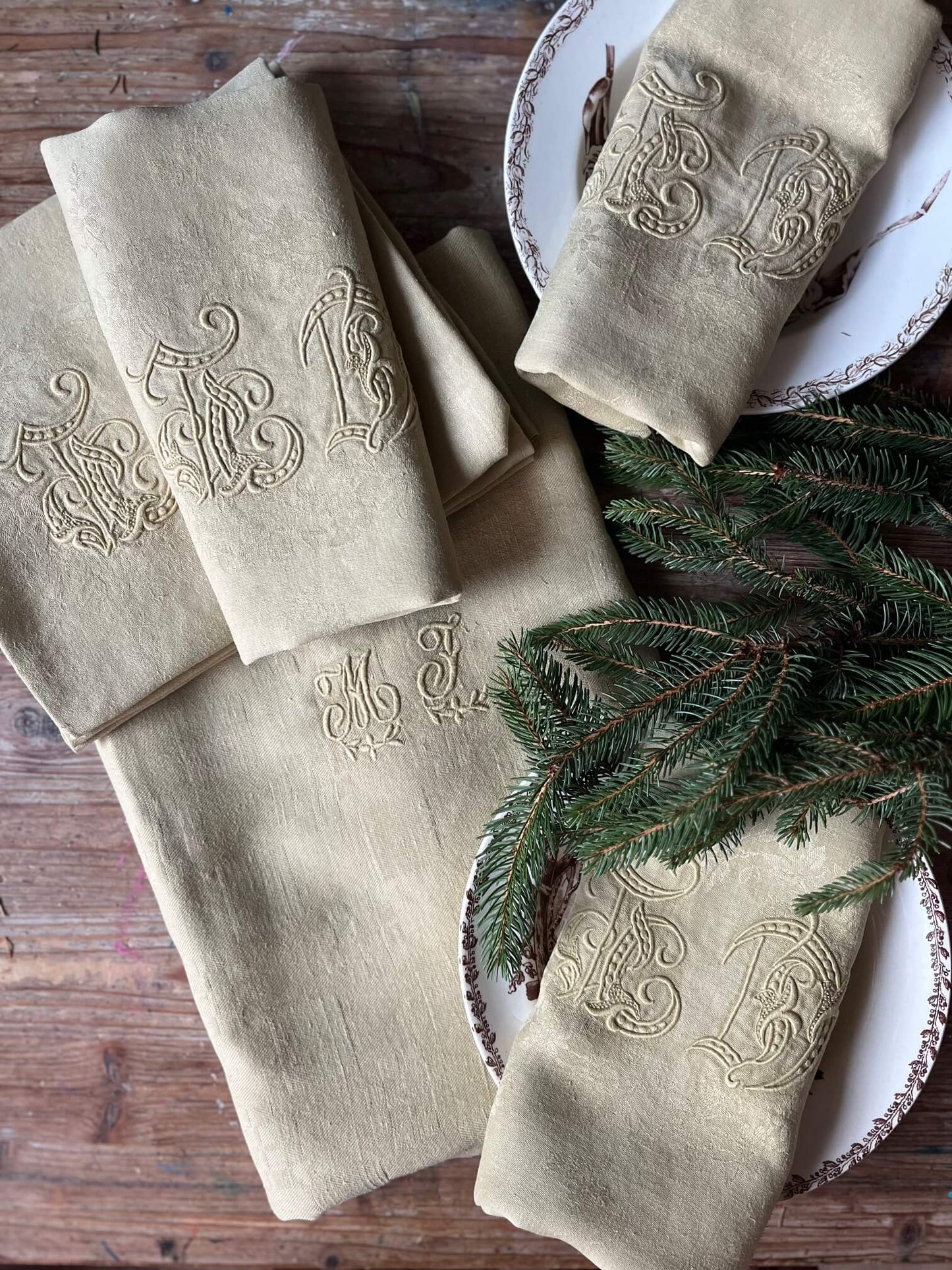  Lot de serviettes anciennes ocre avec nappe assortie pour décoration de table harmonieuse