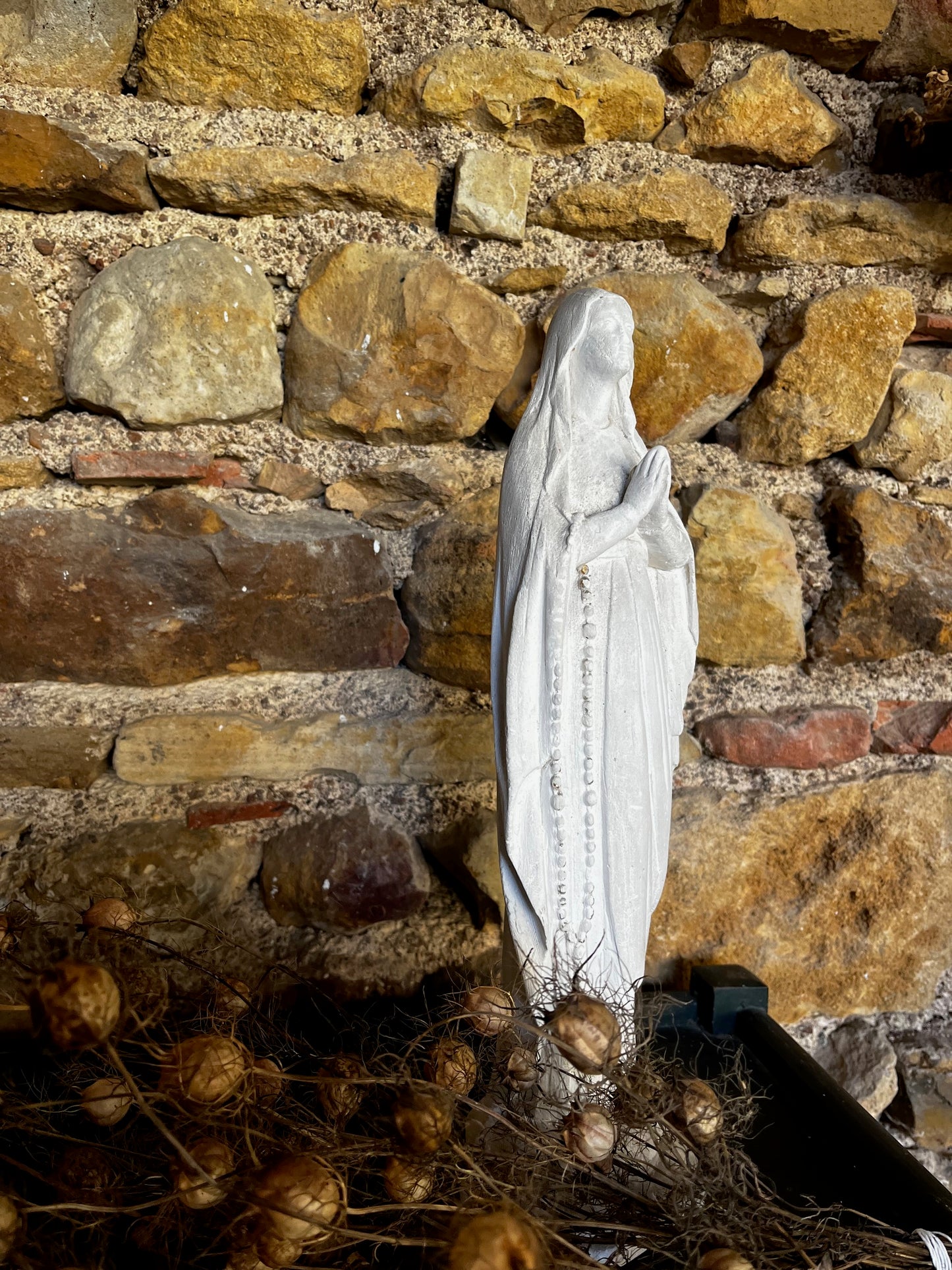 Statue de la Vierge Marie blanche