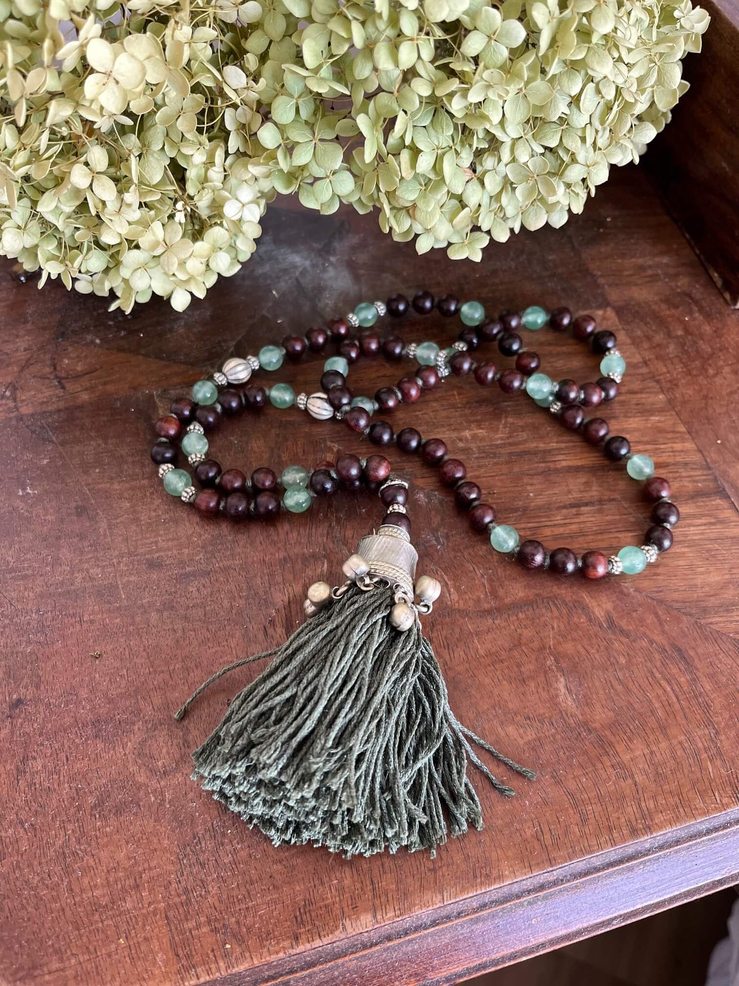 Collier Mala Chota – Bois de rose & pendentif argent – Style ethnique