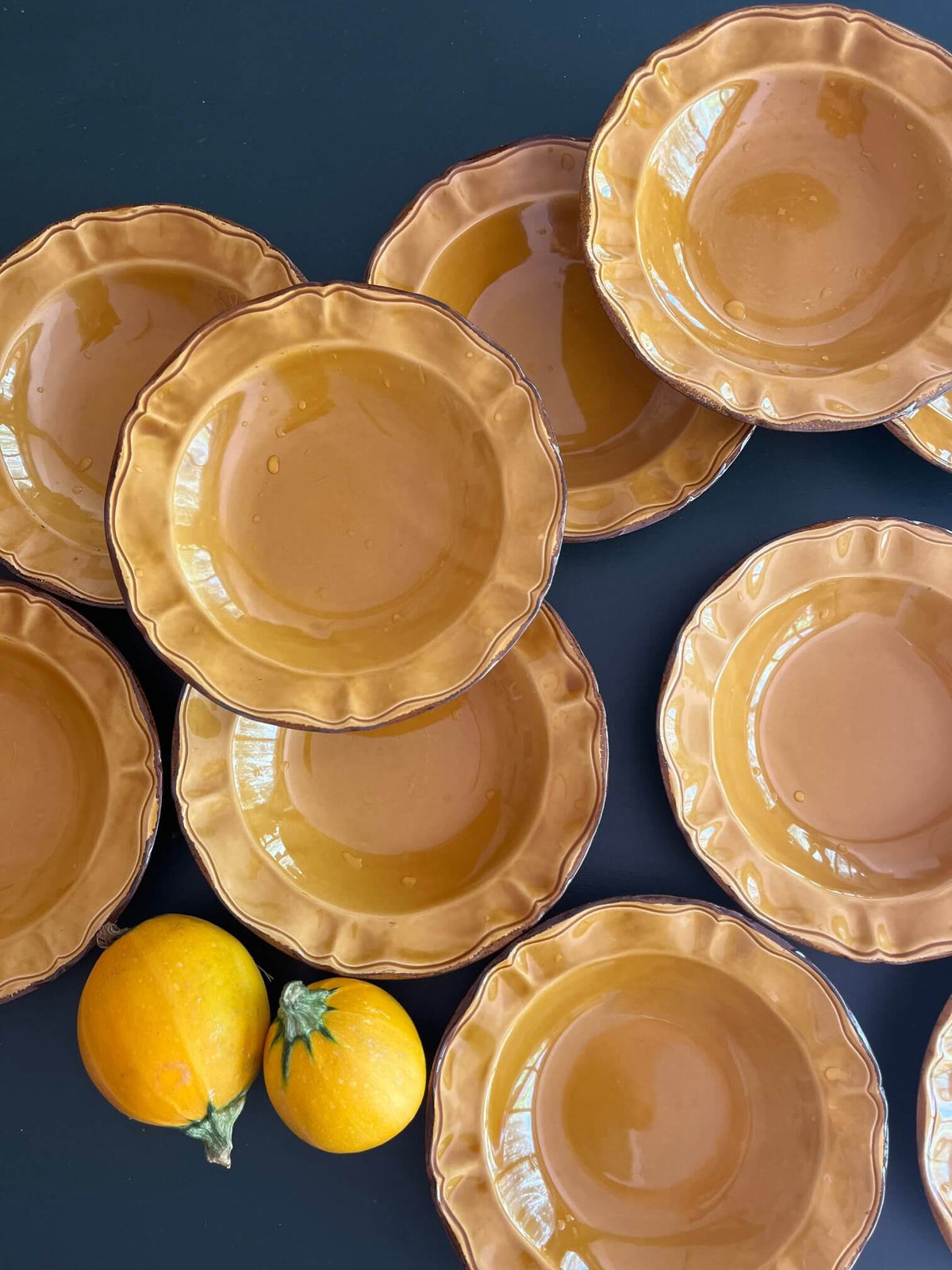 art de la table avec des assiettes jaunes d eprovence