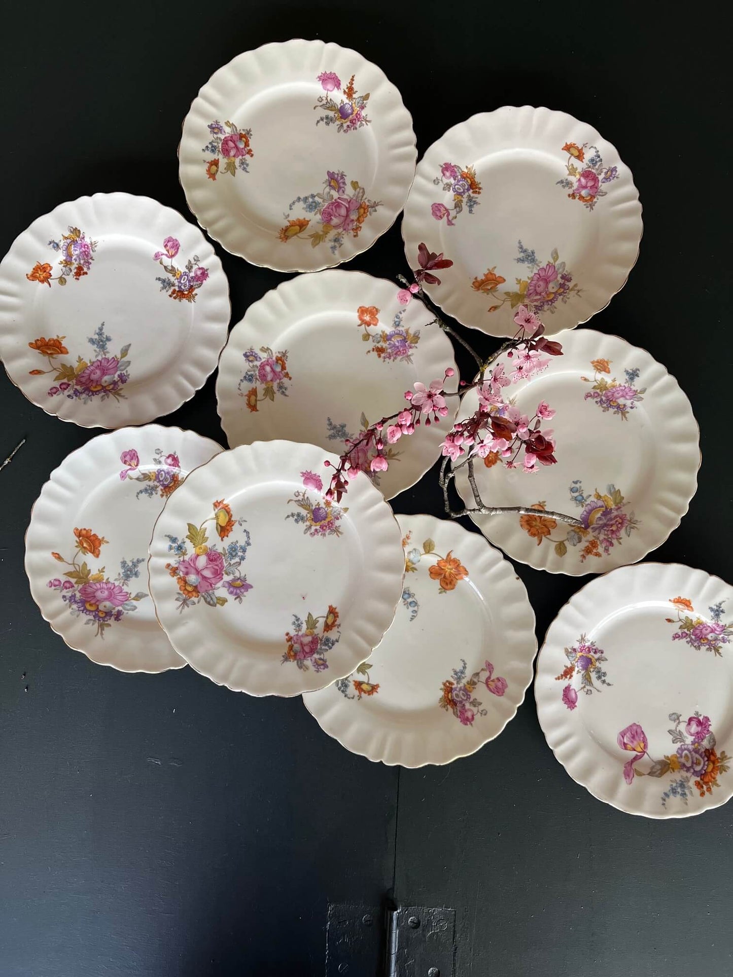 9 assiettes anciennes Foléa Frères Digoin à décor floral