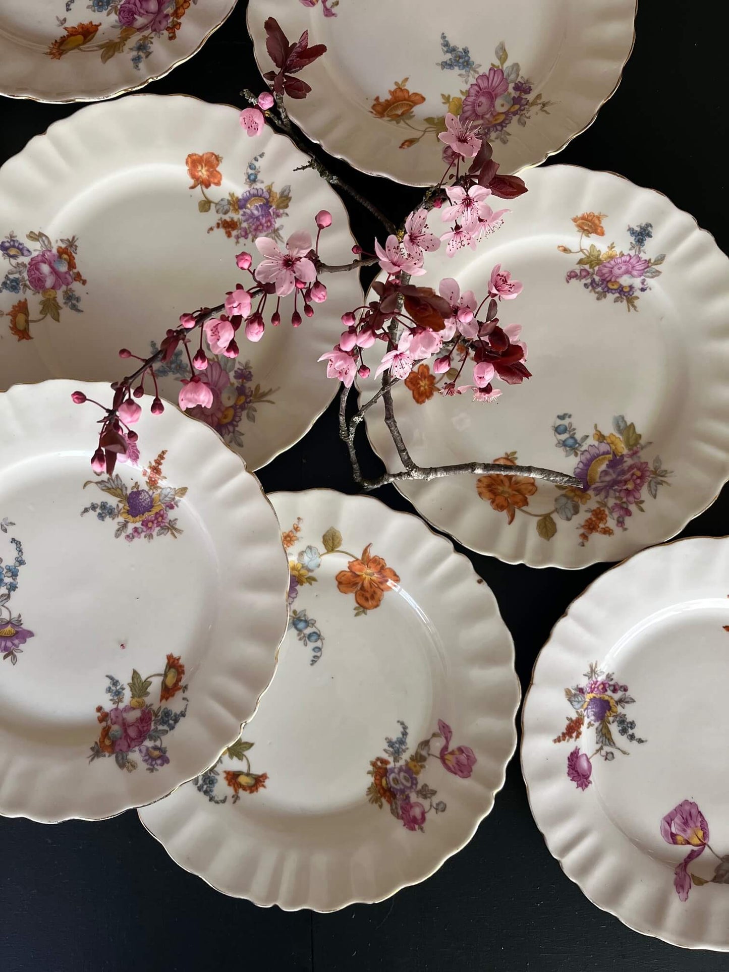 Assiettes anciennes fleuries style campagne chic