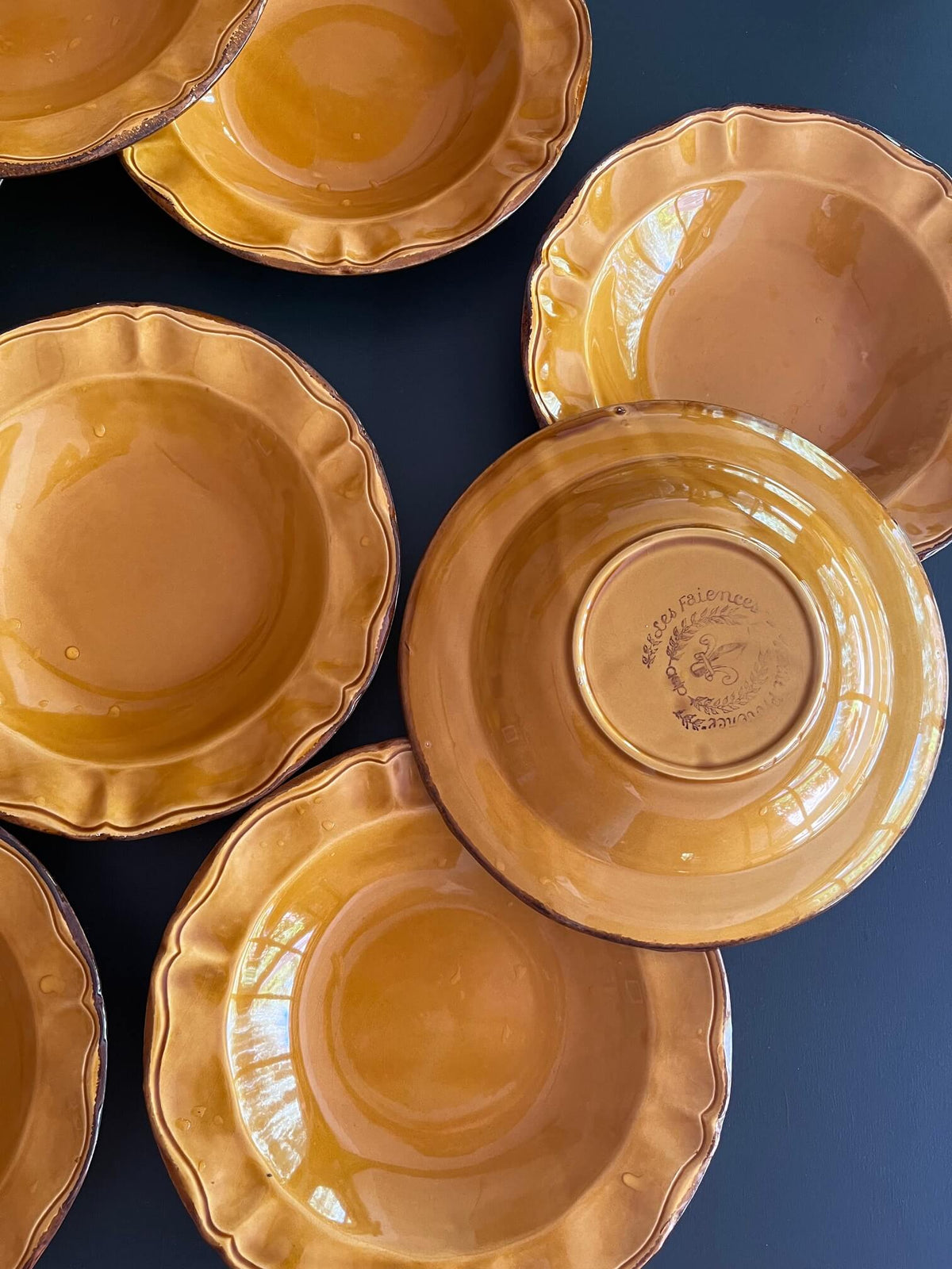 Détail d’assiettes à soupe jaunes vintage dans une ambiance campagne chic