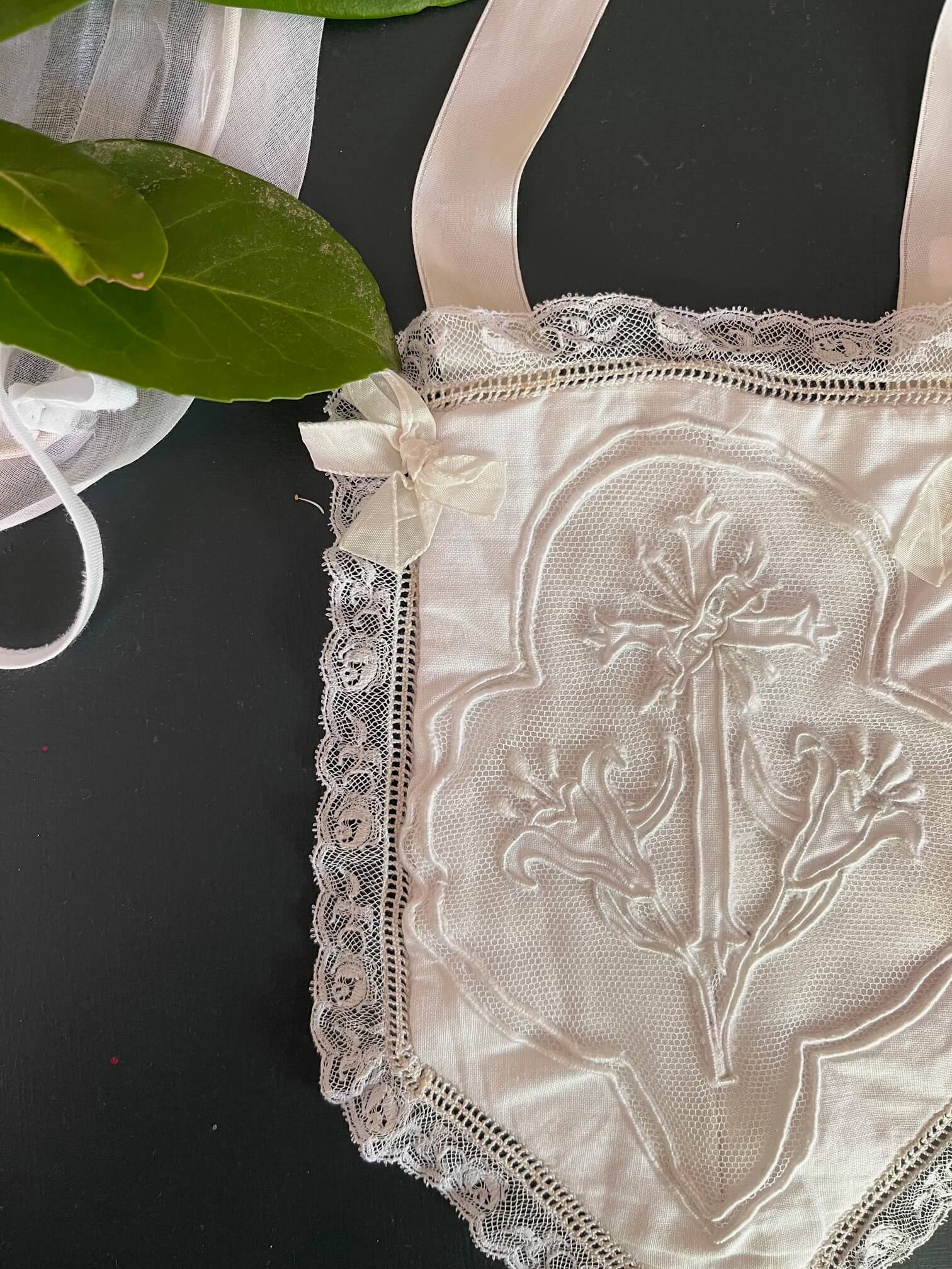 Ensemble ancien de communion avec coiffe et aumônière en dentelle