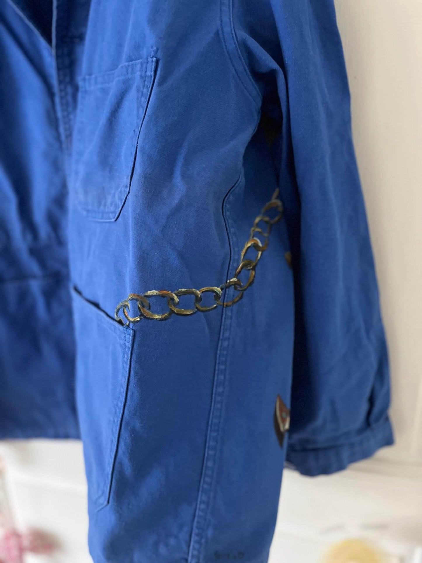 Détail de la peinture sur bleu de travail matelot