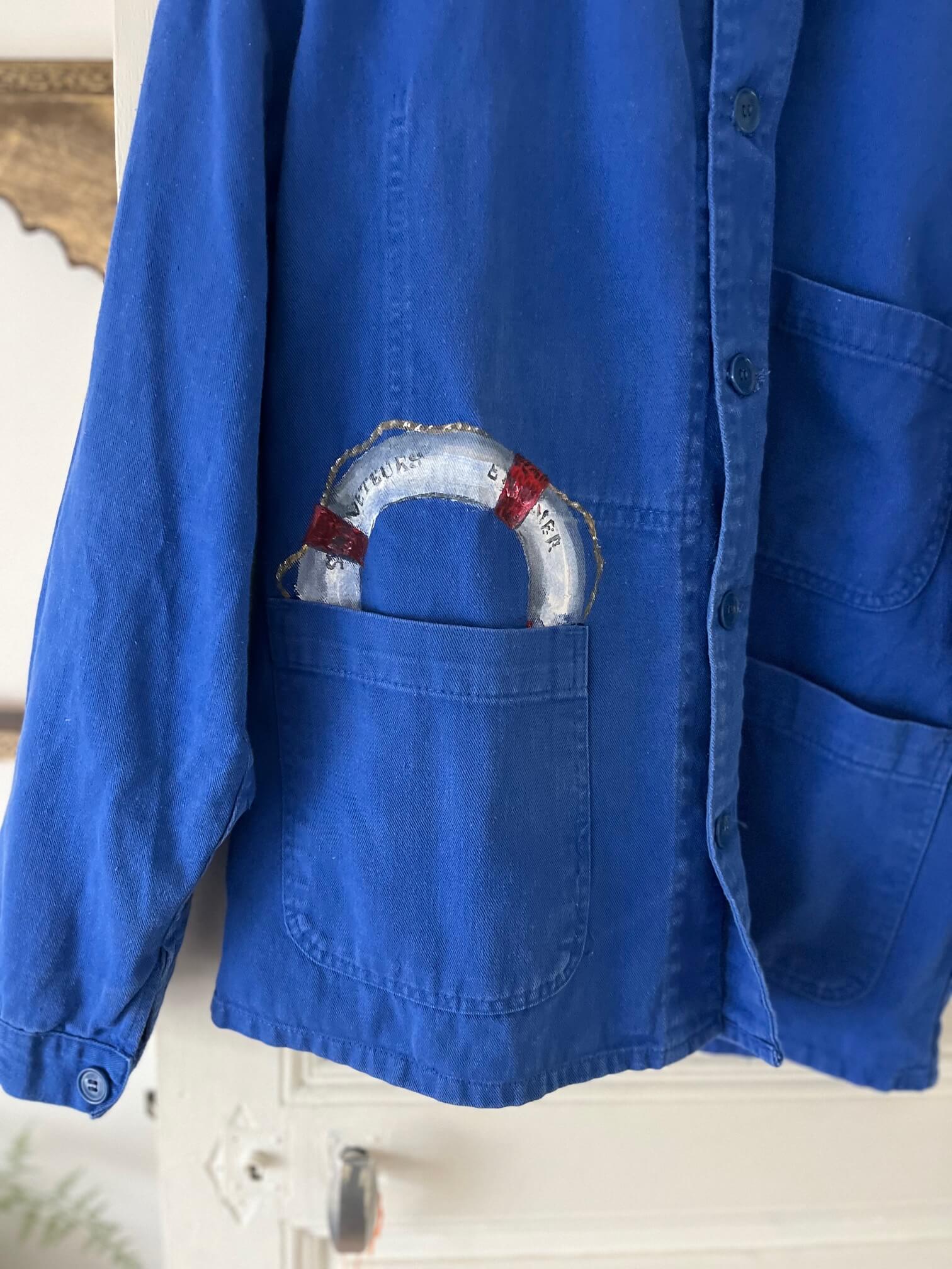 Dos de la veste bleu de travail marin vintage peinte à la main, style authentique