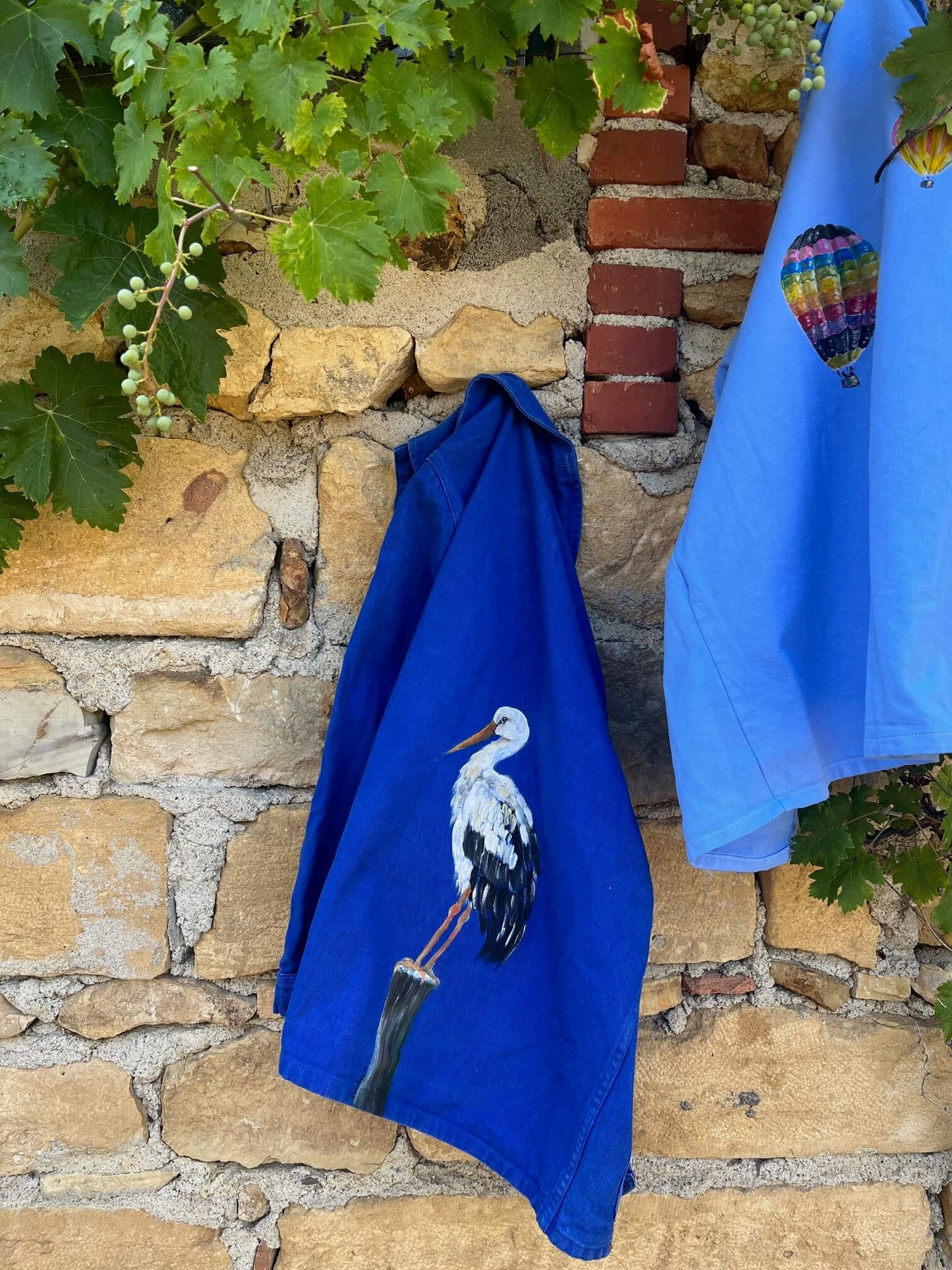 Bleu de travail vintage Mme Cigogne porté – veste française peinte à la main – mode responsable