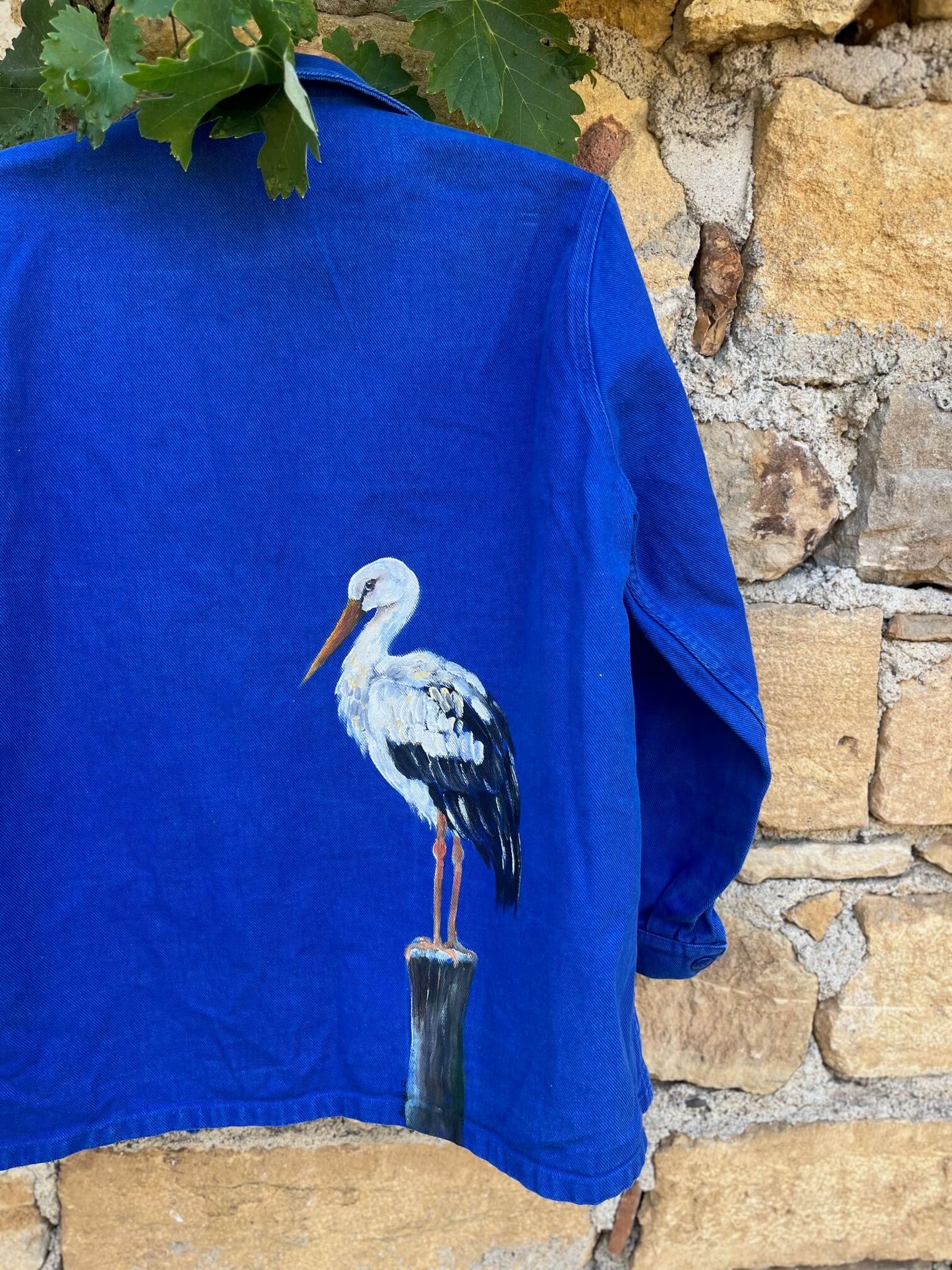 Bleu de travail vintage français peint à la main Mme Cigogne – vue de face – veste ancienne upcyclée Le Roi Arthur