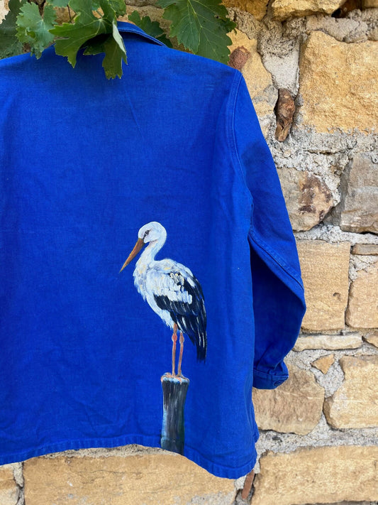 Bleu de travail vintage français peint à la main Mme Cigogne – vue de face – veste ancienne upcyclée Le Roi Arthur