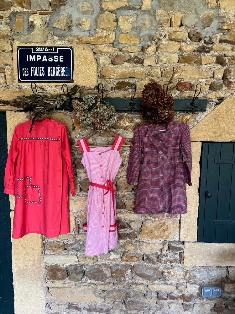 Blouse d’école rétro française en coton rouge avec charme vintage authentique