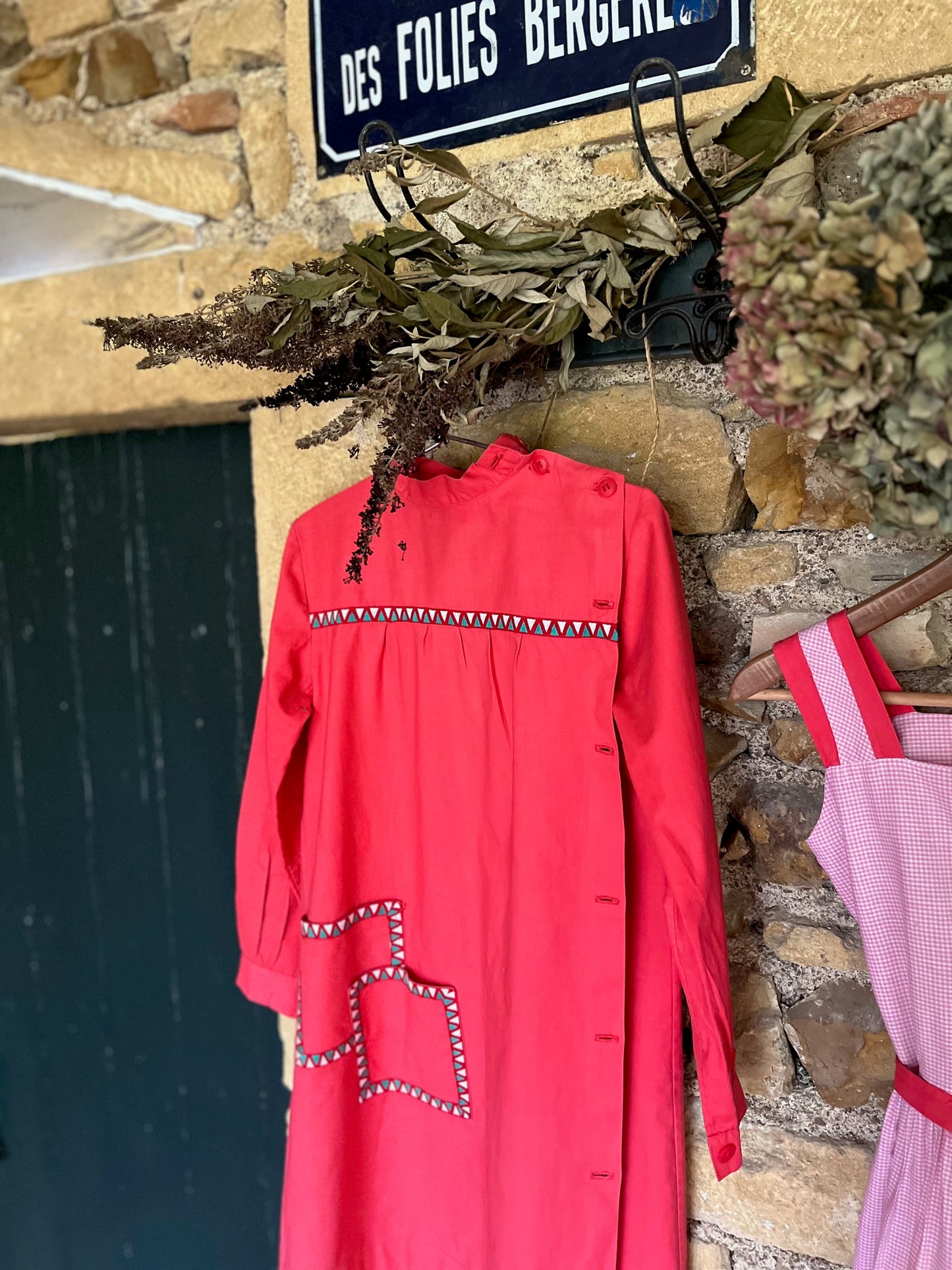Blouses scolaires anciennes rouges pour théâtre et décors rétro