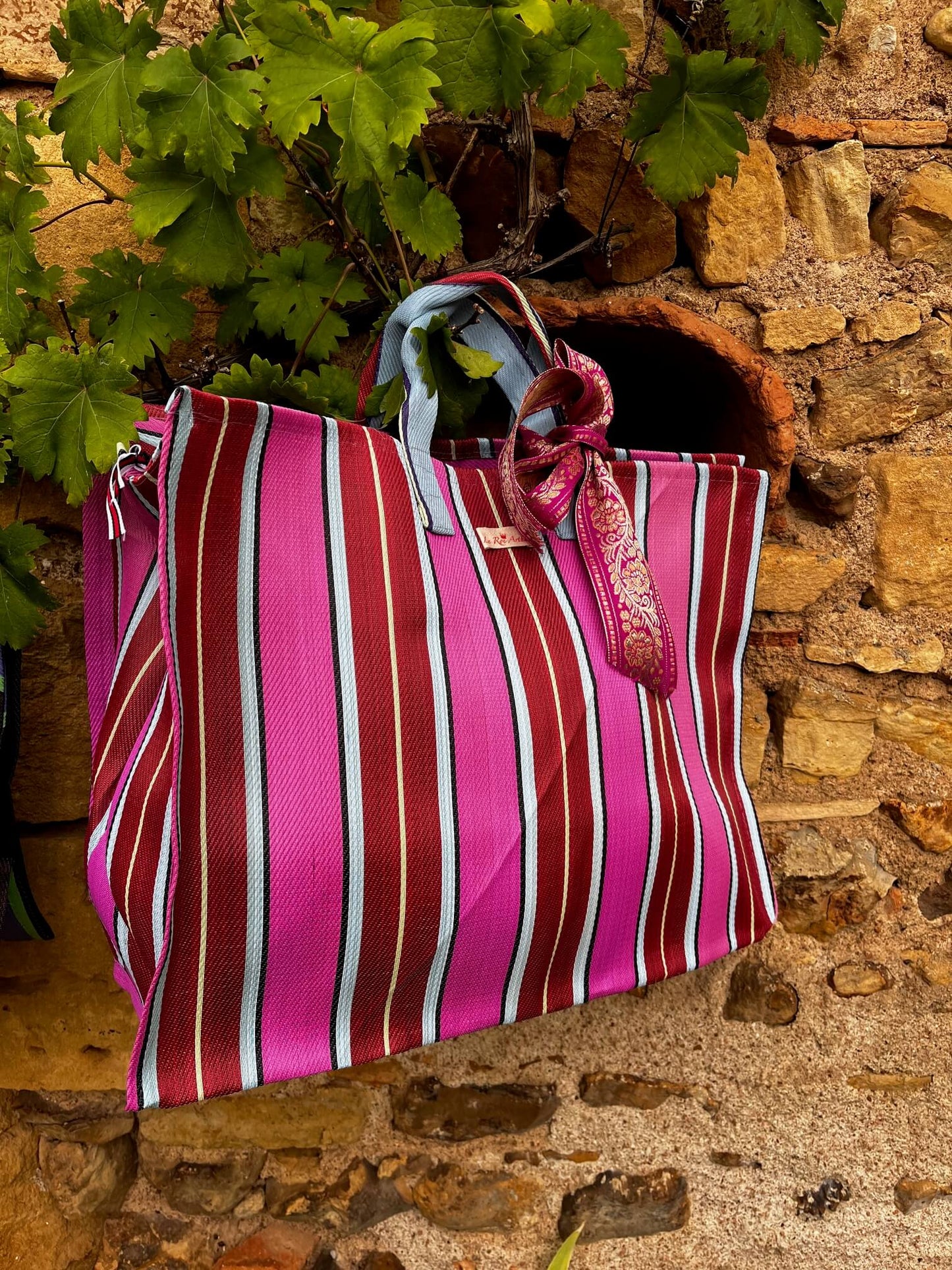 Cabas Cool Margot posé sur le sable – sac cabas coloré en fibres recyclées