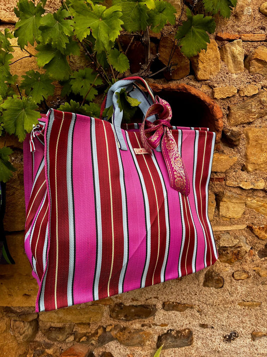 Cabas Cool Margot posé sur le sable – sac cabas coloré en fibres recyclées