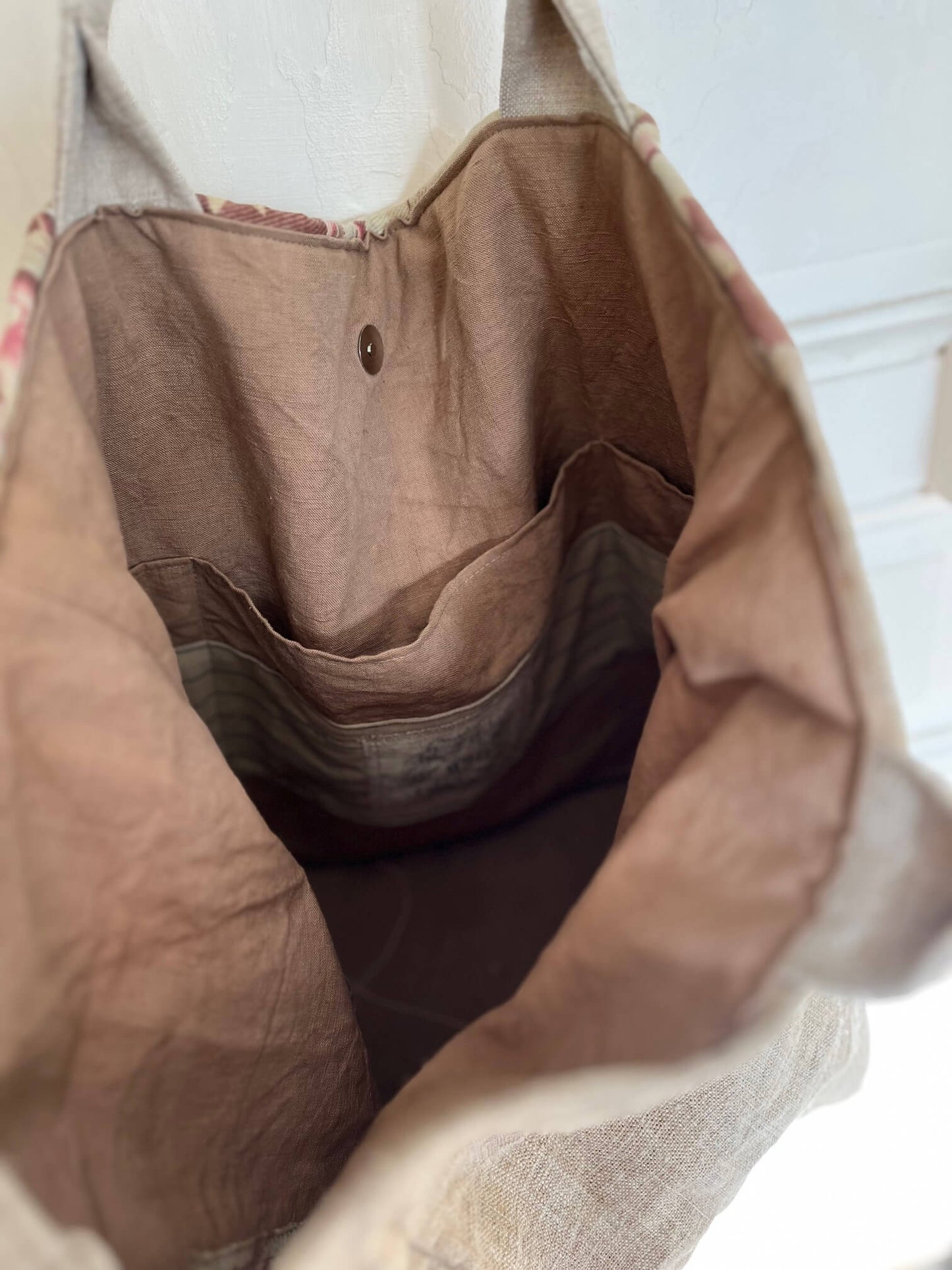 Cabas en chanvre durable et artisanal, pièce unique en matières naturelles fabriquée en France.