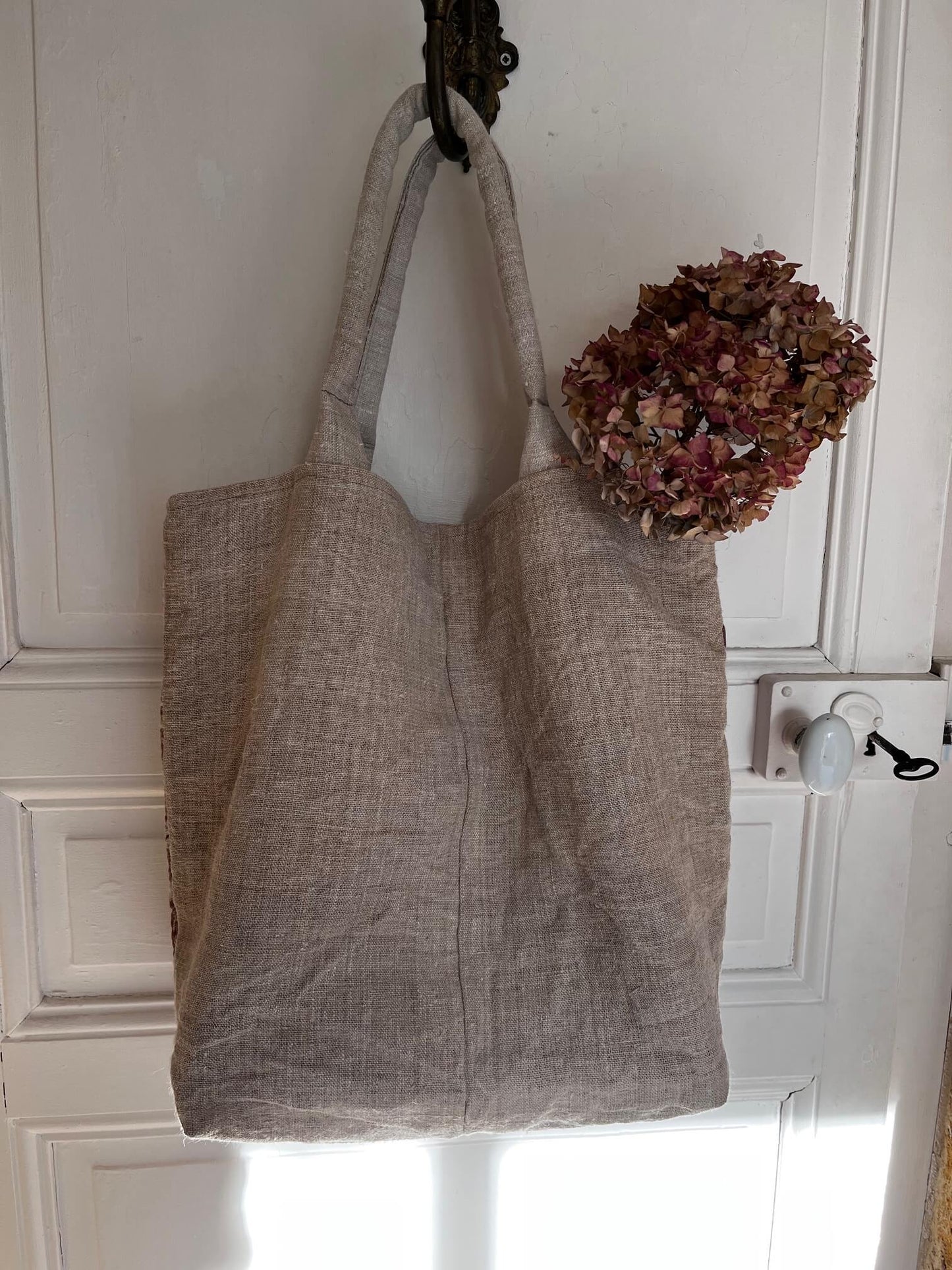 Cabas en chanvre naturel fait main, sac artisanal français au style durable et chic.