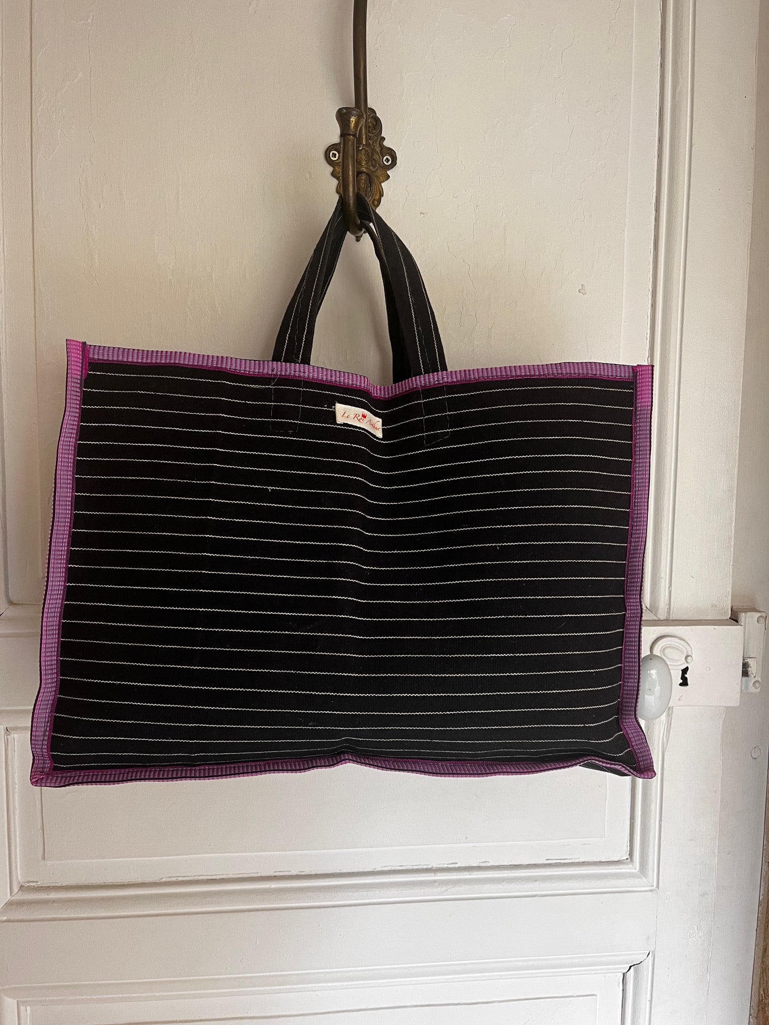 Cabas en toile noir rayé avec bord rose style graphique et moderne