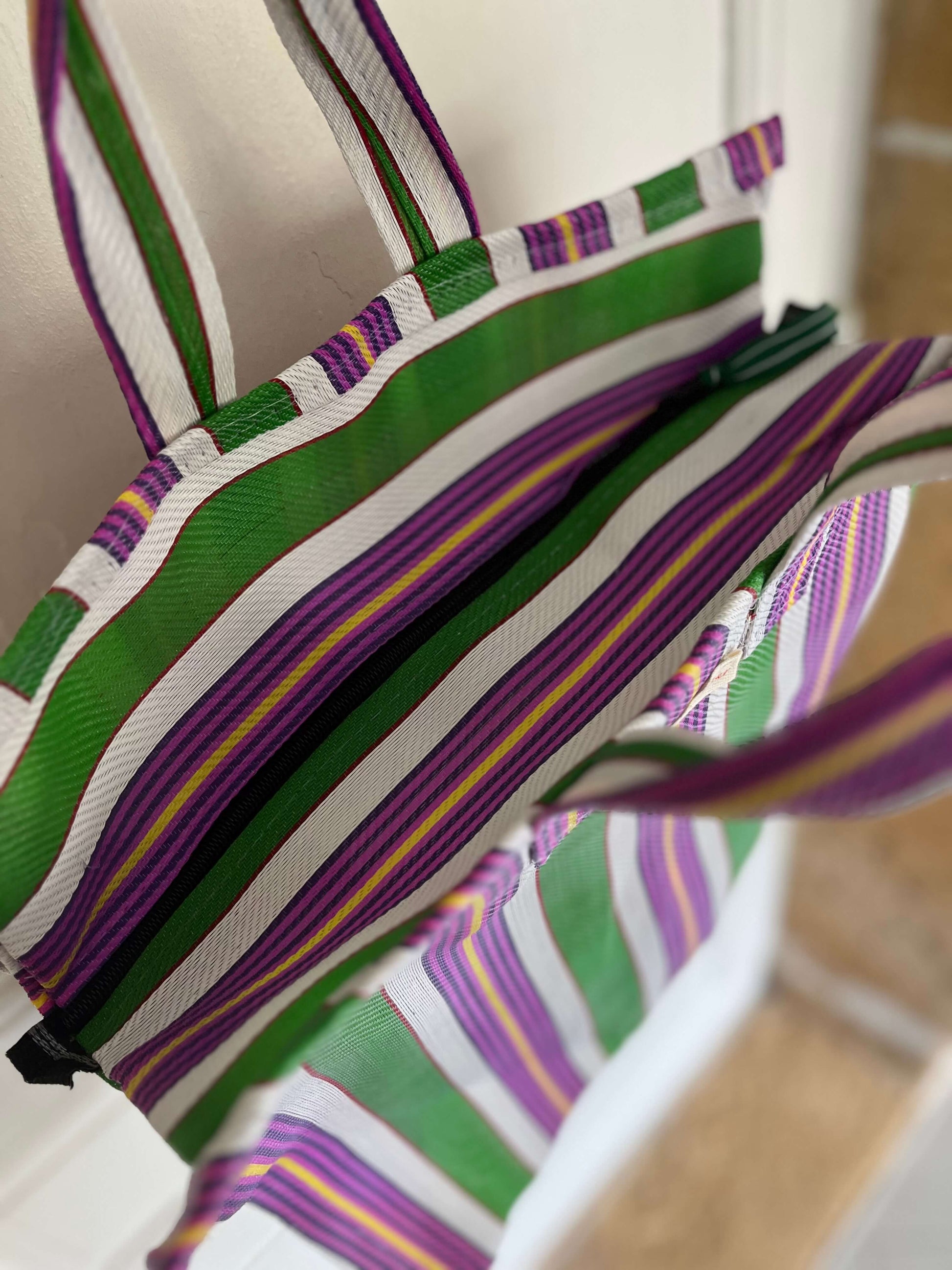 petit cabas rayé en fibre recyclée avec fermeture éclair