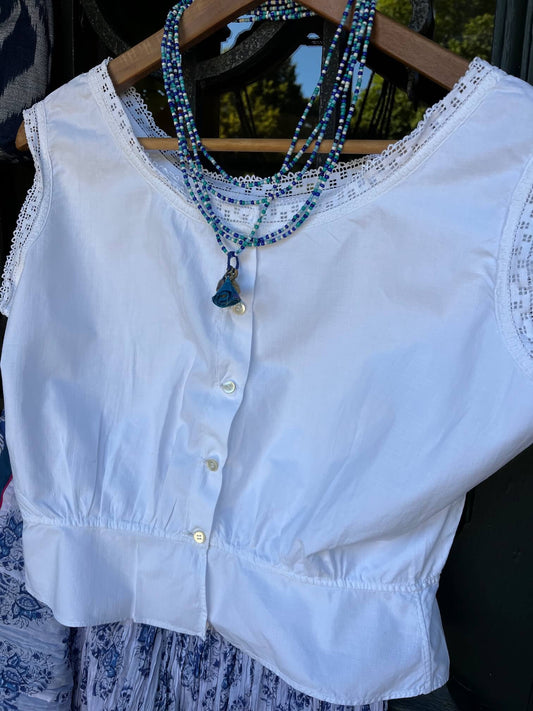 Caraco ancien en coton blanc – dentelle et boutons – taille 38 – vue d’ensemble