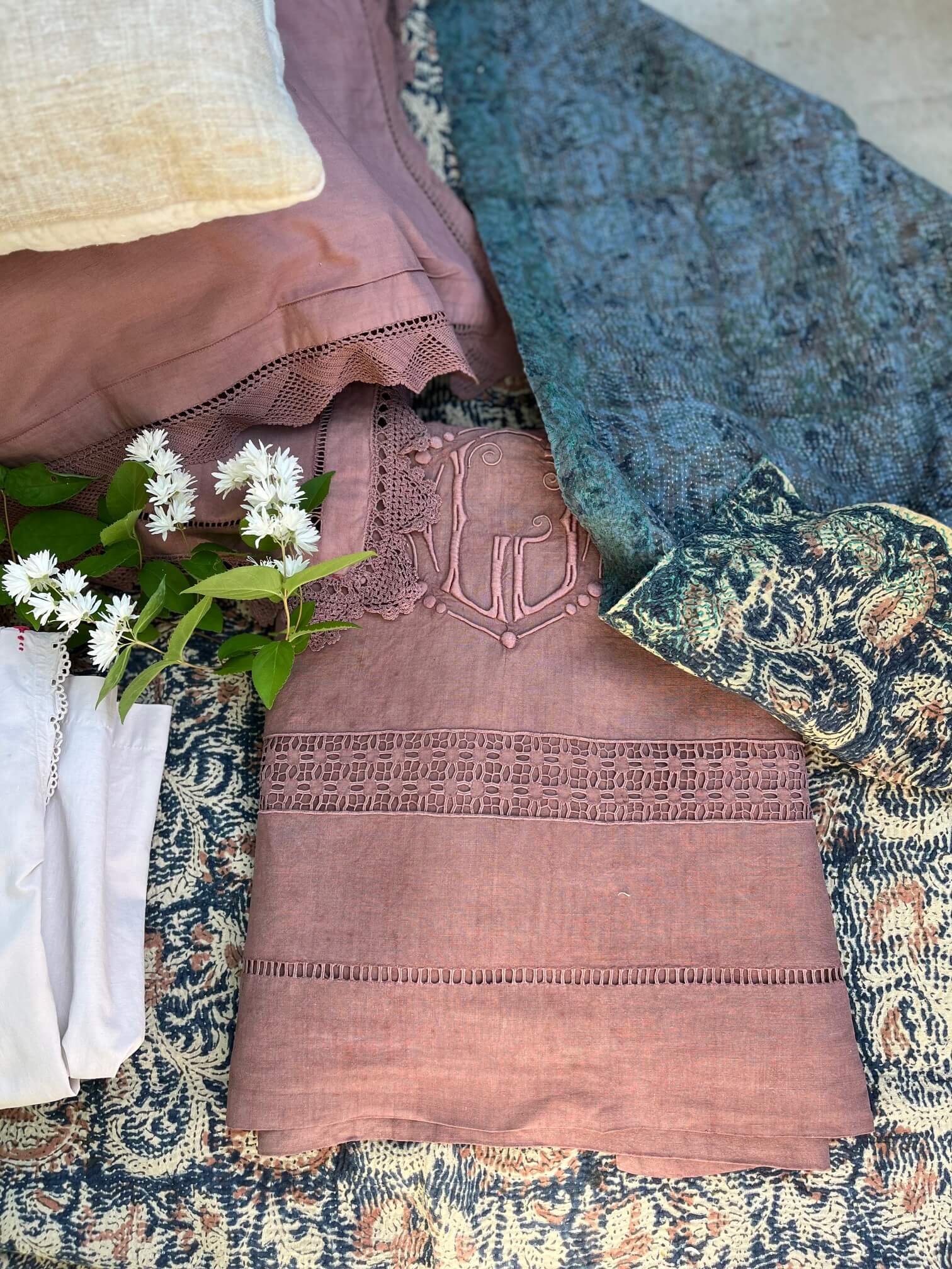 Chambre romantique esprit maison de famille avec drap ancien teint et coussin artisanal