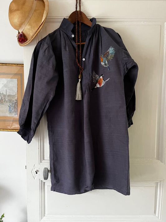 Chemise ancienne Chloé en coton et lin, teinte aubergine avec mésanges peintes à la main